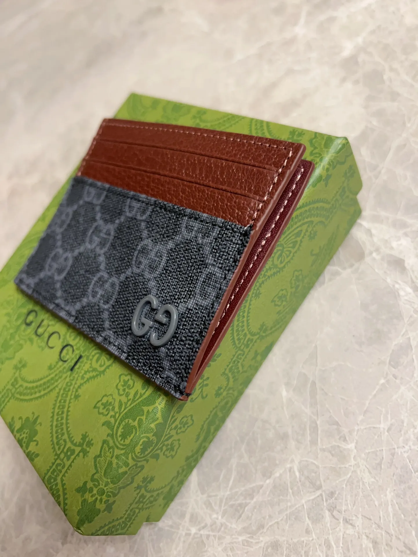 💰260 🇭🇺🇭🇺Gucci’s latest collection ~ card holder 🍖🍖The contrasting two-tone design makes the GG logo emblazoned on the bag stand out 🍖🍖The fabric is made of black GG and the lining is made of contrasting cowhide 🍖🍖Black GG Supreme canvas with dark gray ceramic effect double G, size: 10x 8cm Model: 795230 (original product)