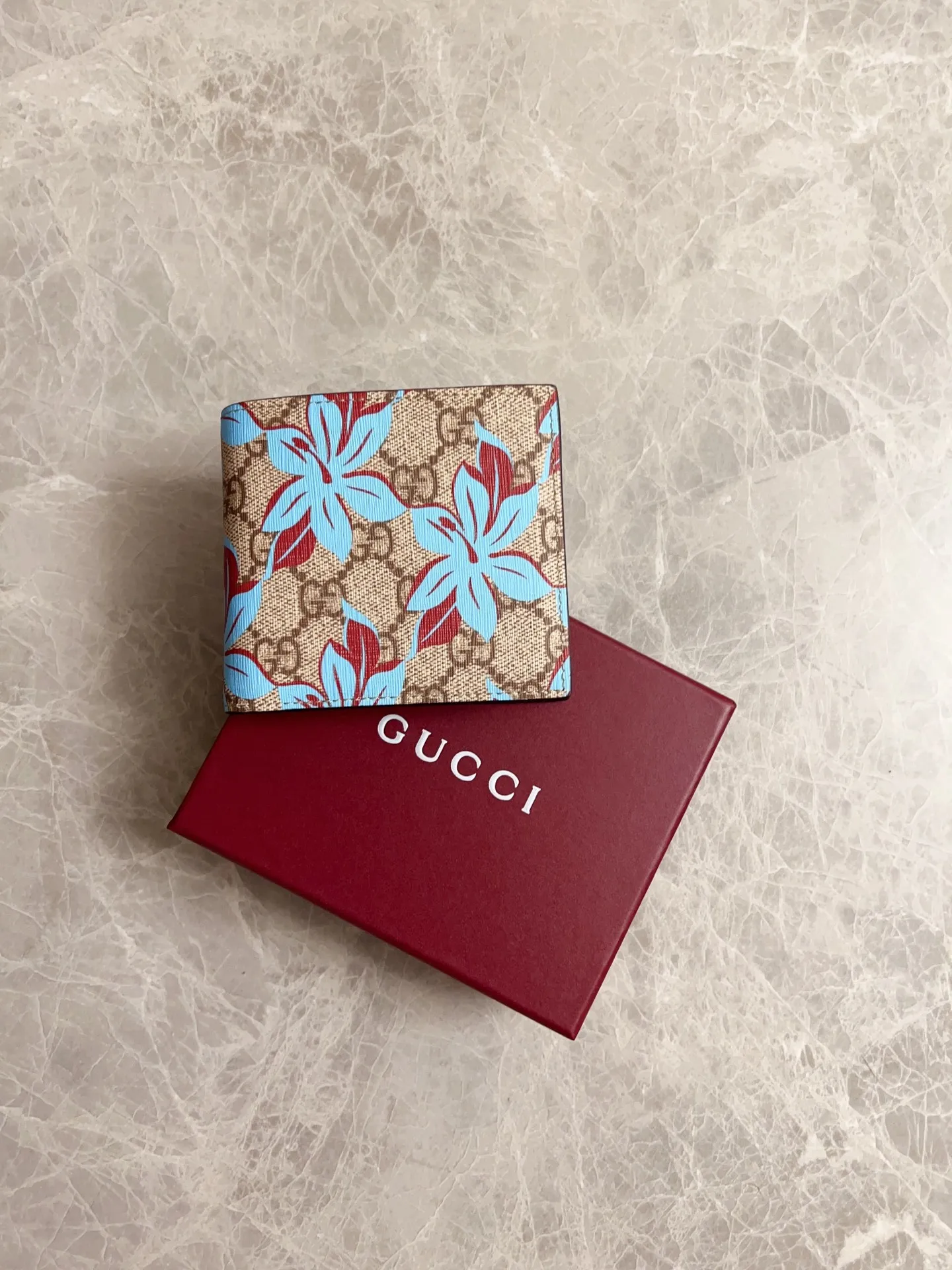 💰300 🇭🇺🇭🇺The GG Emblem series reinterprets the classic double G blue print pattern with creative design and innovative functions. 🍃🍃New PVC fabric is paired with original factory pig grain cowhide, fashionable and versatile! 🍃🍃 Style number: 841147 Size: 11x 9cm (original product)