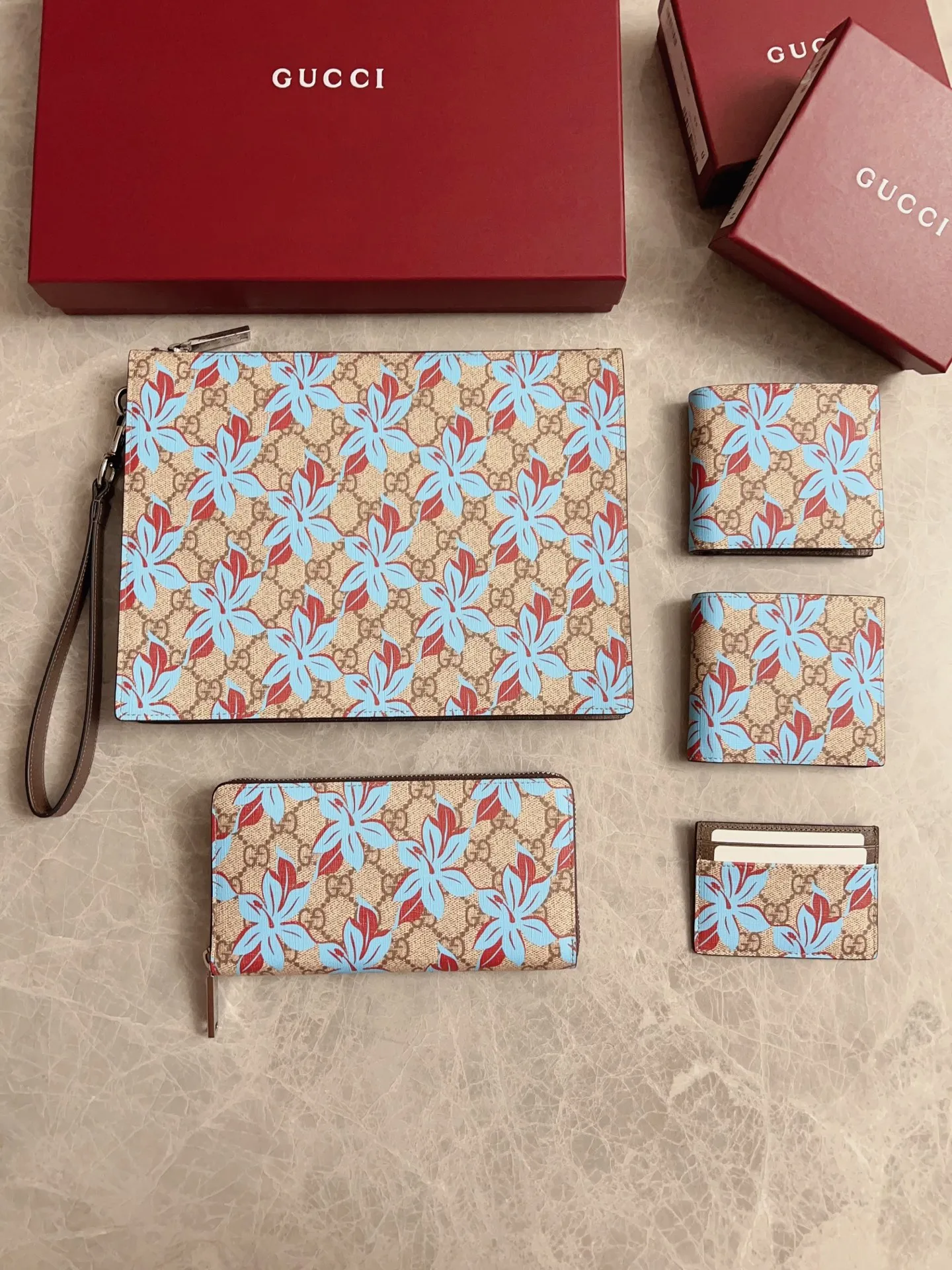 💰300 🇭🇺🇭🇺The GG Emblem series reinterprets the classic double G blue print pattern with creative design and innovative functions. 🍃🍃New PVC fabric is paired with original factory pig grain cowhide, fashionable and versatile! 🍃🍃 Style number: 841147 Size: 11x 9cm (original product)