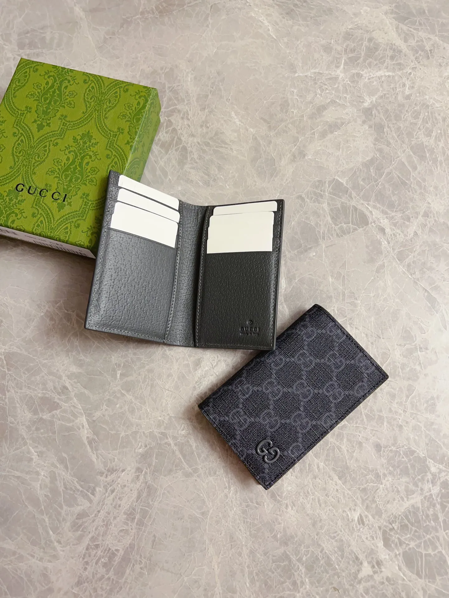 💰310🇭🇺🇭🇺Gucci’s latest collection presents a slim and compact card holder🎋🎋The contrasting two-tone design makes the GG logo emblazoned on the bag stand out🎋🎋This long card holder is made of black GG and the interior is made of contrasting cowhide leather🎋🎋Black GG Supreme canvas with dark gray ceramic effect Double G🎋🎋 Dimensions open: 12cm (L) x 15cm (W) Dimensions closed: 12cm (L) x 7.5cm (W) Model: 768249