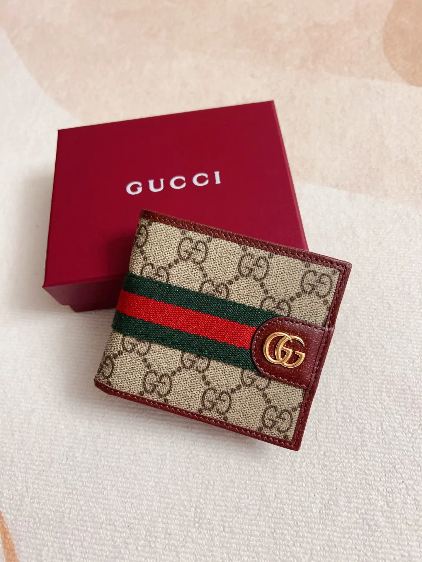 💰300 🇭🇺🇭🇺 New model synchronized with the official website! Ophidia series ~ short wallet, 🍉🍉 made of GG Supreme original factory pig grain first-layer cowhide with PVC 🍉🍉 equipped with iconic double G hardware marks, classic red and green webbing, exquisitely made! 🍉🍉Model number: 834271🍉🍉Size: 11x10cm, color: brown maroon