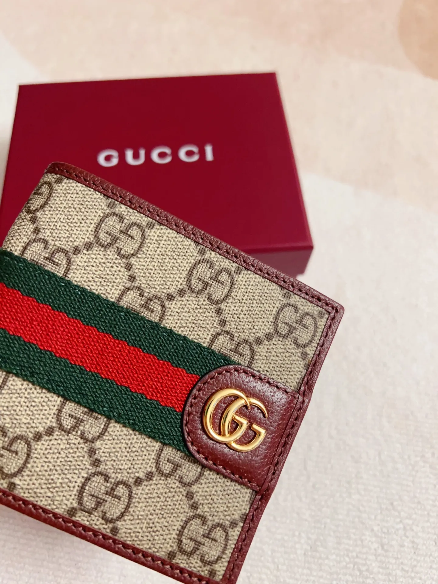 💰300 🇭🇺🇭🇺 New model synchronized with the official website! Ophidia series ~ short wallet, 🍉🍉 made of GG Supreme original factory pig grain first-layer cowhide with PVC 🍉🍉 equipped with iconic double G hardware marks, classic red and green webbing, exquisitely made! 🍉🍉Model number: 834271🍉🍉Size: 11x10cm, color: brown maroon
