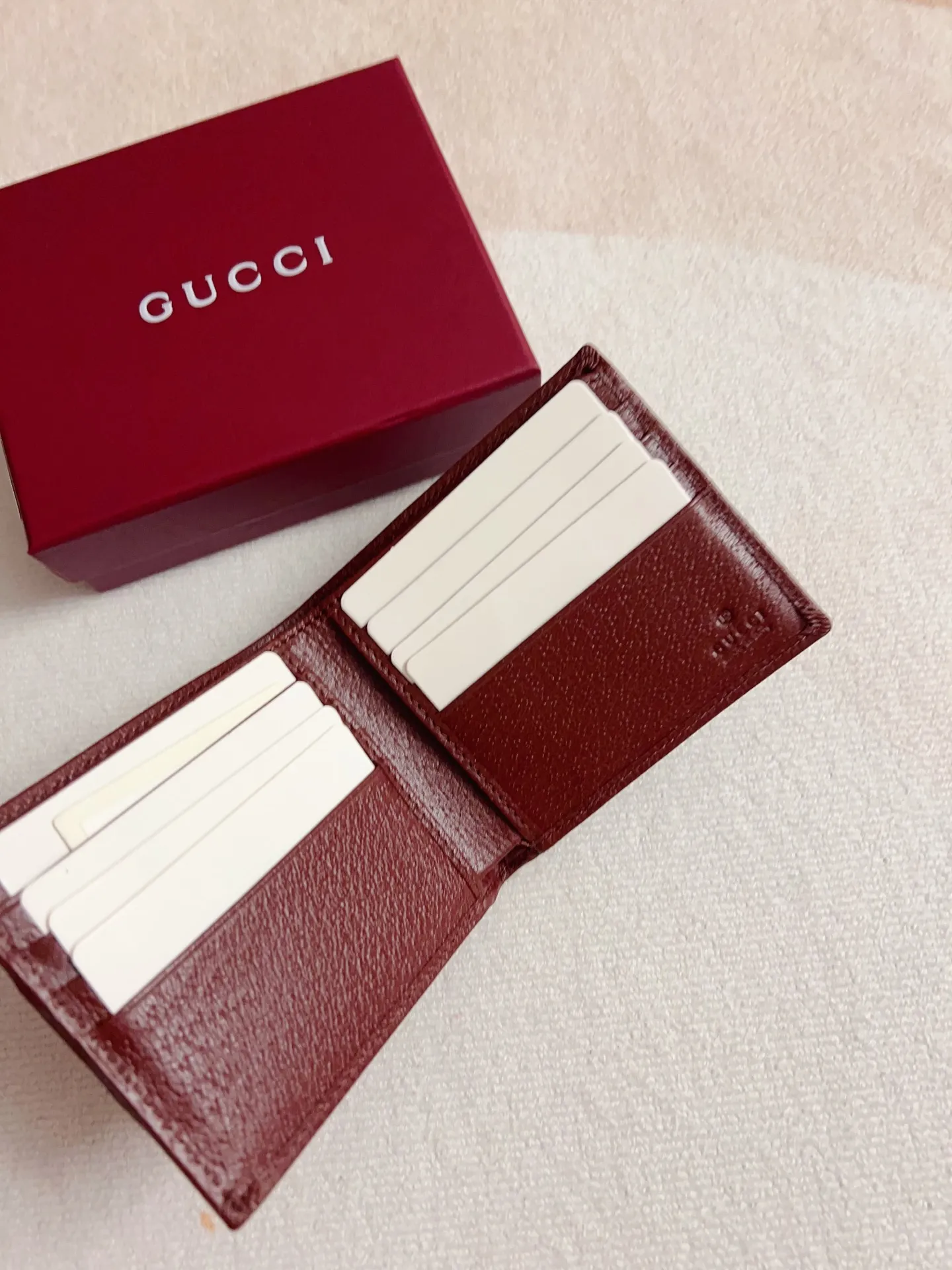 💰300 🇭🇺🇭🇺 New model synchronized with the official website! Ophidia series ~ short wallet, 🍉🍉 made of GG Supreme original factory pig grain first-layer cowhide with PVC 🍉🍉 equipped with iconic double G hardware marks, classic red and green webbing, exquisitely made! 🍉🍉Model number: 834271🍉🍉Size: 11x10cm, color: brown maroon