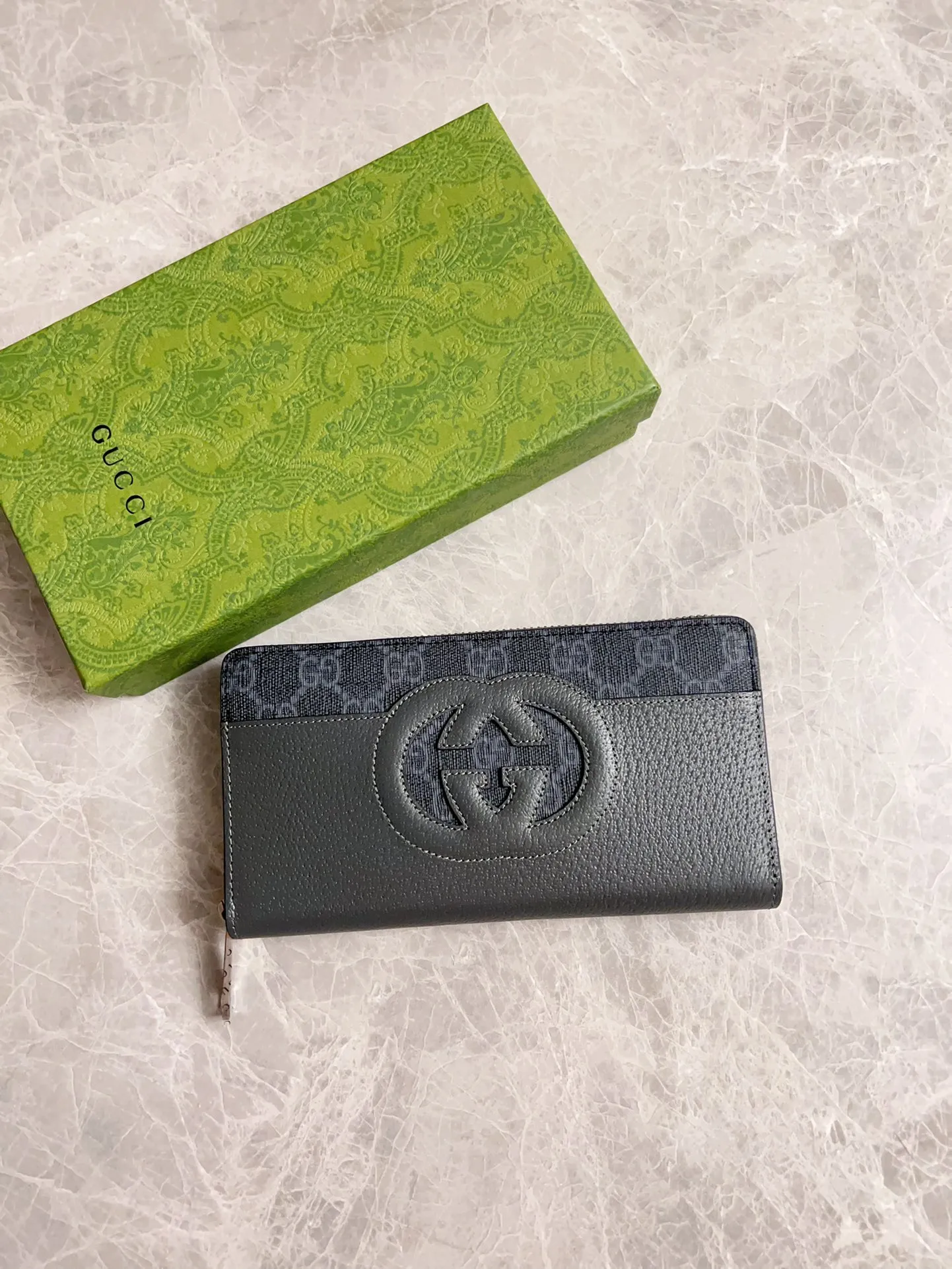💰460 🇭🇺🇭🇺Gucci’s latest ~ men’s zipper wallet 🪅🪅 embellished with hollow interlocking Double G details, cleverly paired with GG Supreme canvas, 🪅🪅 to create an accessory that combines modern style with classic style 🪅🪅 iconic interlocking Double G logo. This logo comes from the brand founder Guccio Mr. Gucci's initials are constantly being reinterpreted in various forms and styles🪅🪅Model: 701423 Dimensions: 19x 10x 3cm