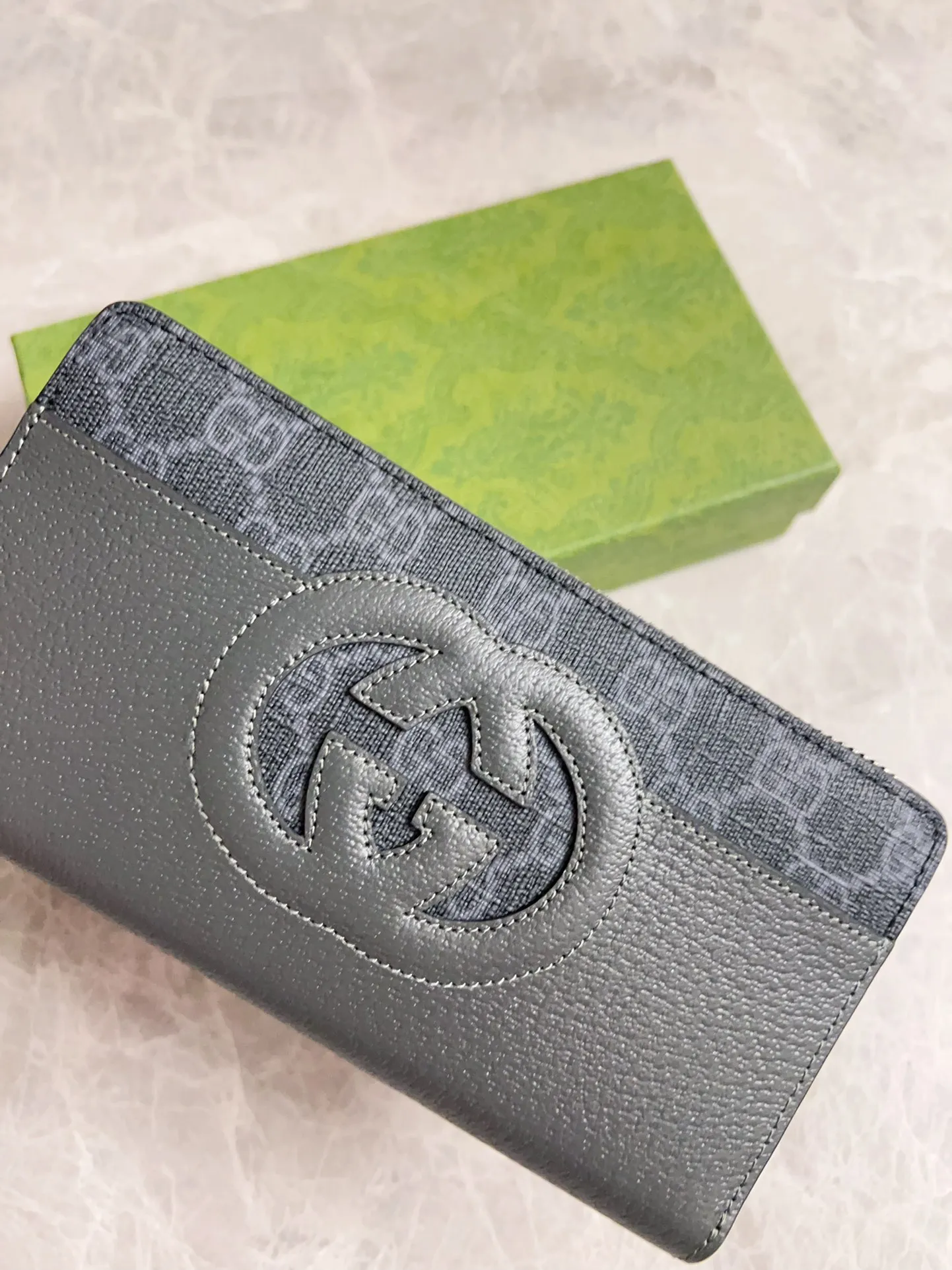 💰460 🇭🇺🇭🇺Gucci’s latest ~ men’s zipper wallet 🪅🪅 embellished with hollow interlocking Double G details, cleverly paired with GG Supreme canvas, 🪅🪅 to create an accessory that combines modern style with classic style 🪅🪅 iconic interlocking Double G logo. This logo comes from the brand founder Guccio Mr. Gucci's initials are constantly being reinterpreted in various forms and styles🪅🪅Model: 701423 Dimensions: 19x 10x 3cm