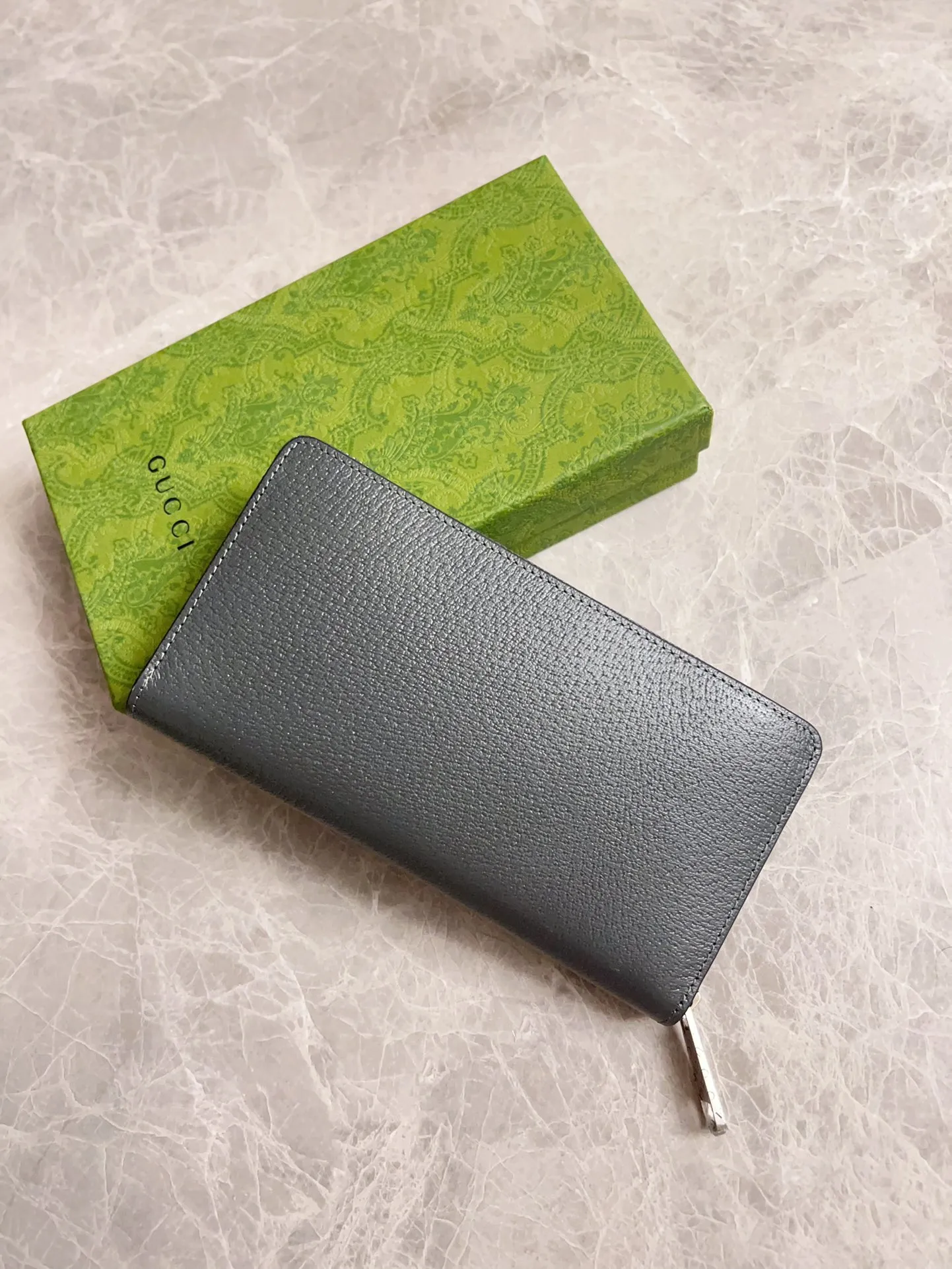💰460 🇭🇺🇭🇺Gucci’s latest ~ men’s zipper wallet 🪅🪅 embellished with hollow interlocking Double G details, cleverly paired with GG Supreme canvas, 🪅🪅 to create an accessory that combines modern style with classic style 🪅🪅 iconic interlocking Double G logo. This logo comes from the brand founder Guccio Mr. Gucci's initials are constantly being reinterpreted in various forms and styles🪅🪅Model: 701423 Dimensions: 19x 10x 3cm