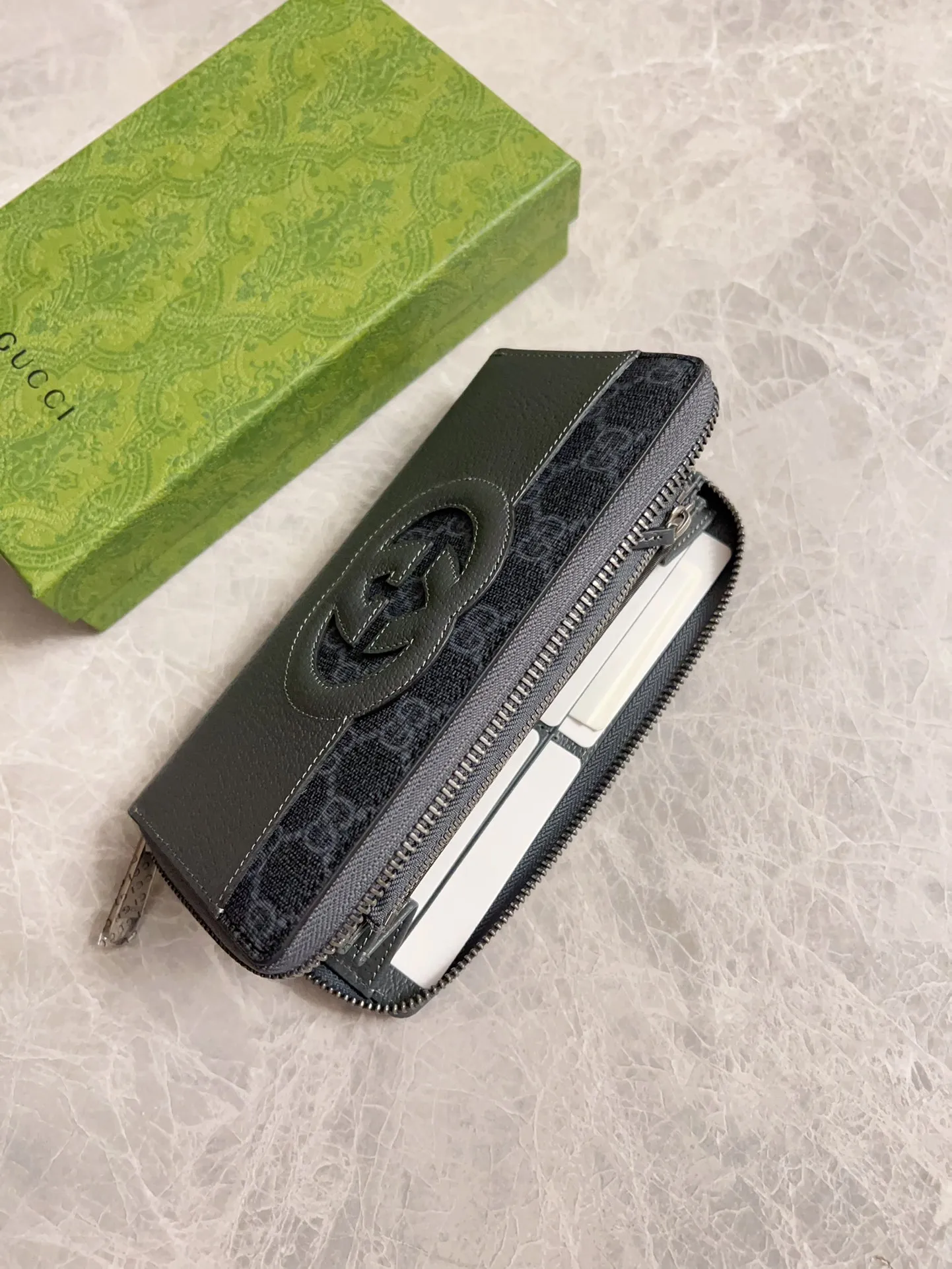 💰460 🇭🇺🇭🇺Gucci’s latest ~ men’s zipper wallet 🪅🪅 embellished with hollow interlocking Double G details, cleverly paired with GG Supreme canvas, 🪅🪅 to create an accessory that combines modern style with classic style 🪅🪅 iconic interlocking Double G logo. This logo comes from the brand founder Guccio Mr. Gucci's initials are constantly being reinterpreted in various forms and styles🪅🪅Model: 701423 Dimensions: 19x 10x 3cm