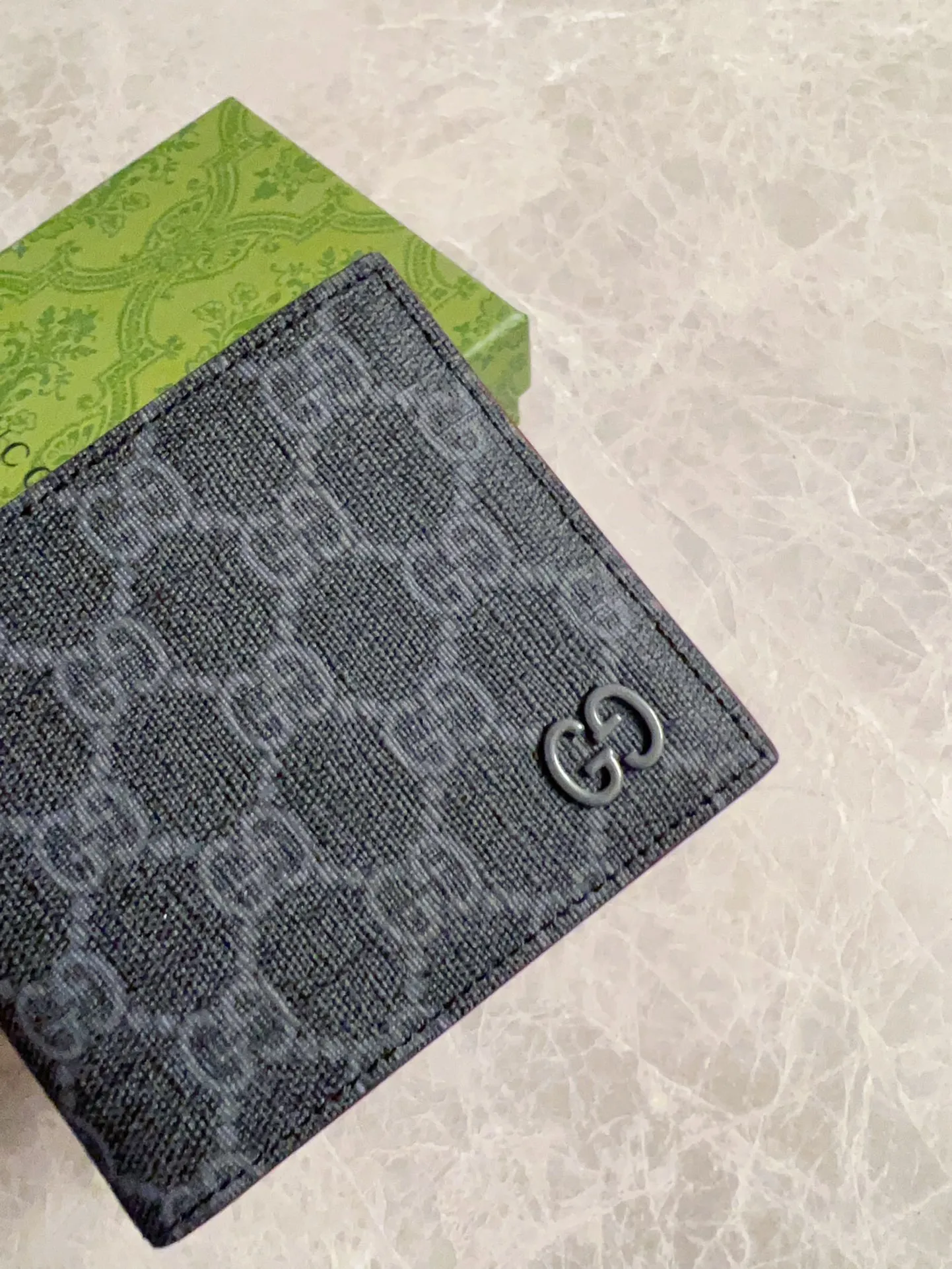 💰310 🇭🇺🇭🇺Gucci’s latest collection ~ Short clip 🧤🧤The two-tone design full of contrasting beauty makes the GG logo emblazoned on the body of the bag shine. 🧤🧤The fabric is made of black GG, and the lining is made of contrasting cowhide. 🧤🧤Black GG Supreme canvas, with dark gray ceramic effect double G, size: 11x 9cm Model: 768243 (original product)
