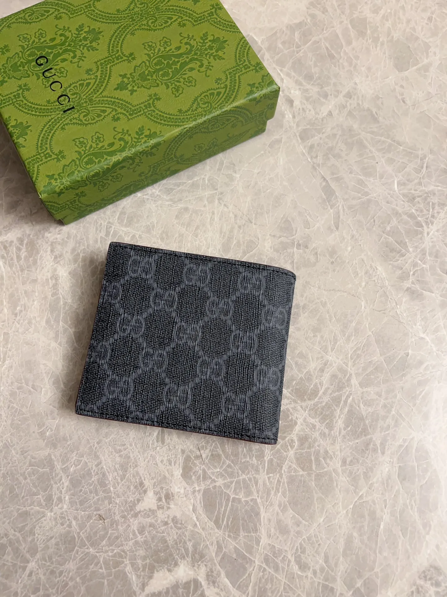 💰310 🇭🇺🇭🇺Gucci’s latest collection ~ Short clip 🧤🧤The two-tone design full of contrasting beauty makes the GG logo emblazoned on the body of the bag shine. 🧤🧤The fabric is made of black GG, and the lining is made of contrasting cowhide. 🧤🧤Black GG Supreme canvas, with dark gray ceramic effect double G, size: 11x 9cm Model: 768243 (original product)