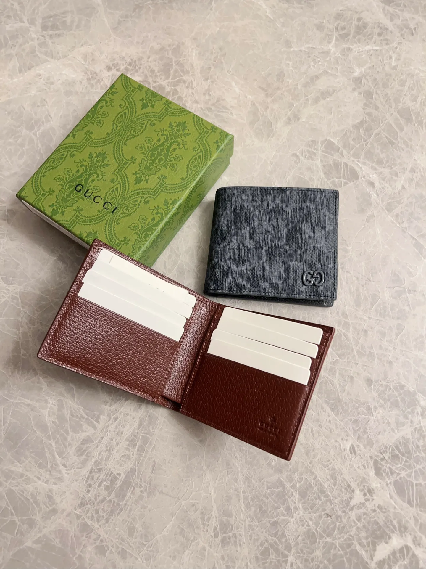 💰310 🇭🇺🇭🇺Gucci’s latest collection ~ Short clip 🧤🧤The two-tone design full of contrasting beauty makes the GG logo emblazoned on the body of the bag shine. 🧤🧤The fabric is made of black GG, and the lining is made of contrasting cowhide. 🧤🧤Black GG Supreme canvas, with dark gray ceramic effect double G, size: 11x 9cm Model: 768243 (original product)