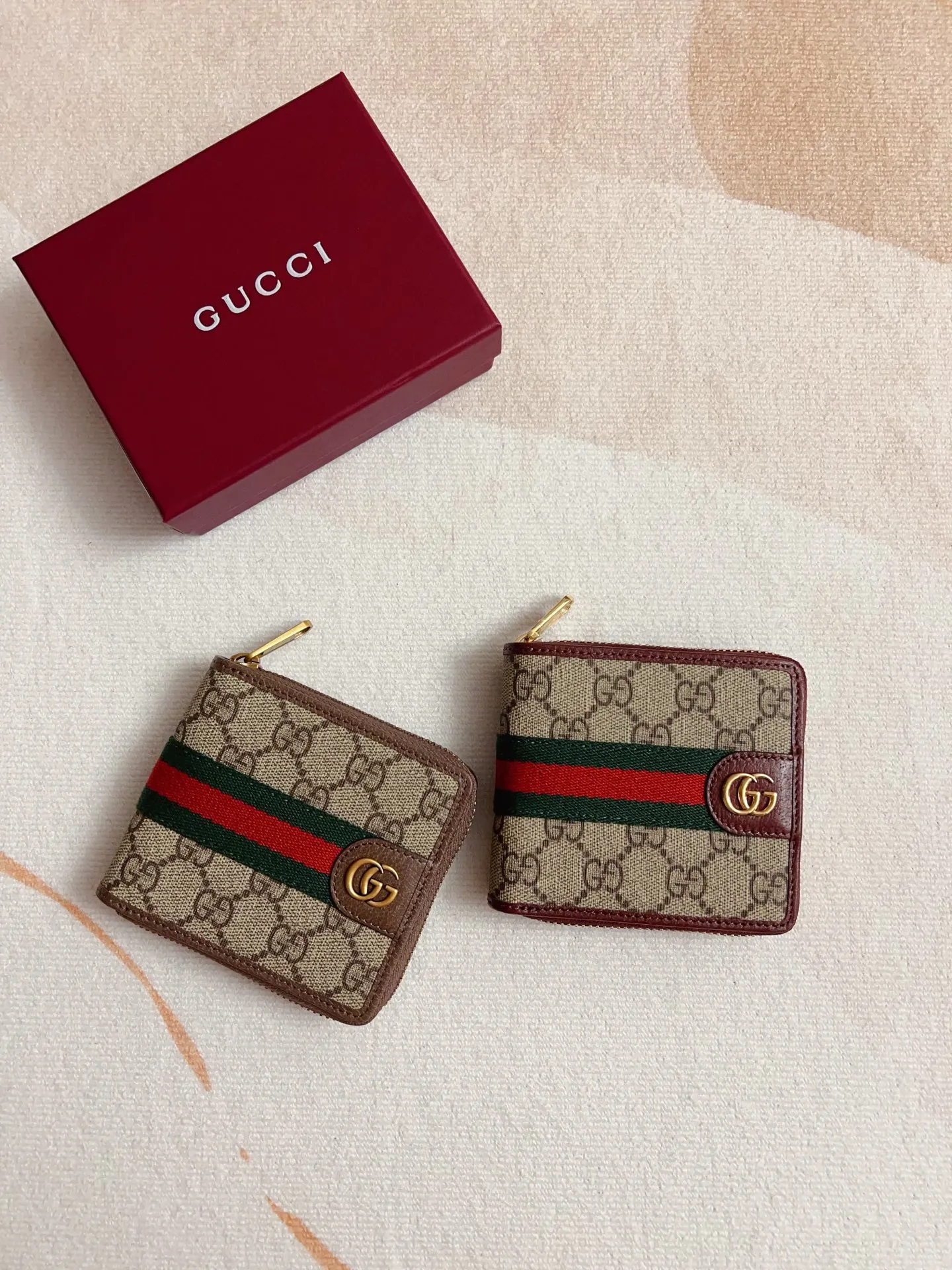💰420🇭🇺🇭🇺 The official website is synchronized with the new model! Ophidia series ~ short zipper wallet, 🍉🍉 made of GG Supreme original factory pig grain first-layer cowhide with PVC 🍉🍉 equipped with iconic double G hardware marks, classic red and green webbing, high-end cotton zipper ~ refined! 🍉🍉Model number: 838653🍉🍉Size: 11x9x2.5cm, color: brown maroon
