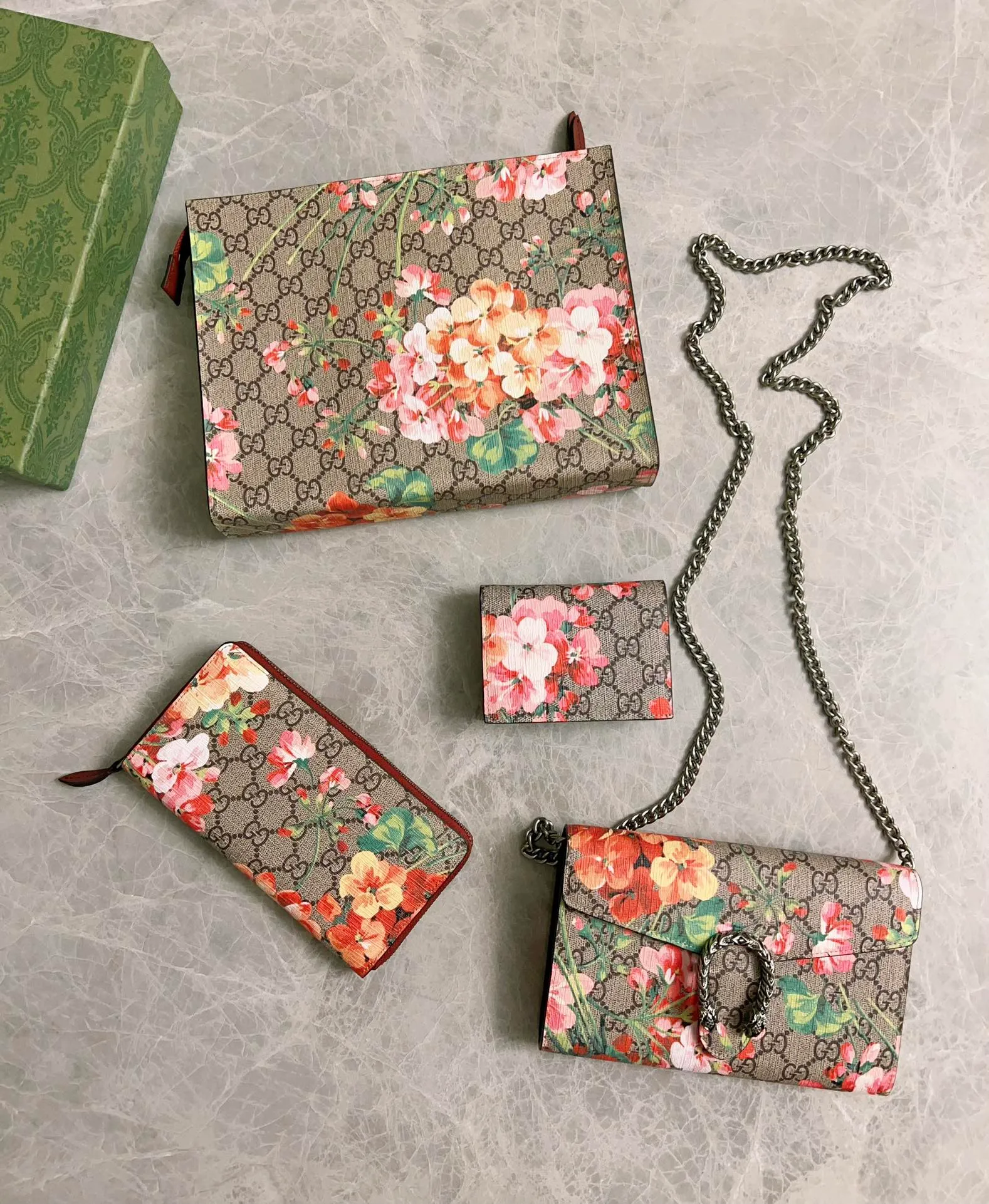 💰440 🇭🇺🇭🇺 New style is coming ~Print~Fashion handbag🥗🥗High-end PVC matching~Original leather, 🥗🥗Exquisite workmanship, super large capacity🥗🥗A must-have item for fashionistas, 🥗🥗Model: 430268, Color: pink flower - rose red, blue flower - bright red, green flower - black, size: width 26x height 20x side 5Cm