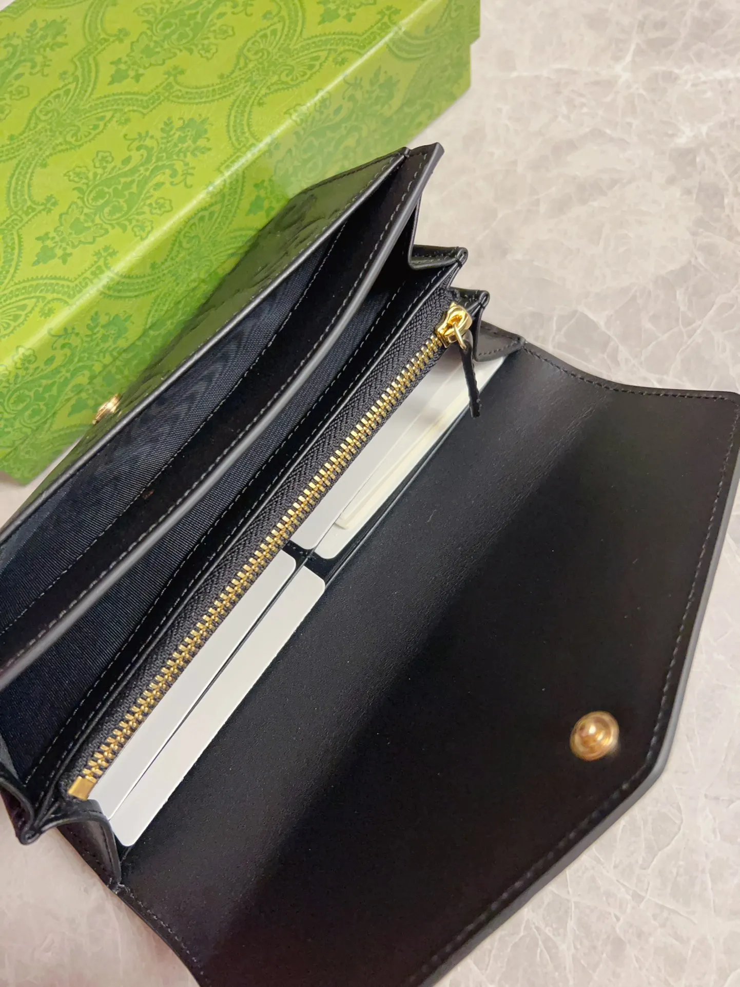 💰480🇭🇺🇭🇺Gucci [New Product] The classic GG pattern with rich texture and luster injects a unique style into this elegant black long wallet🦔🦔. Black GG cowhide, antique gold tone metal buttons🦔🦔 Model: 772791. Dimensions: 19x 10x 3 Color: Black Made in Italy