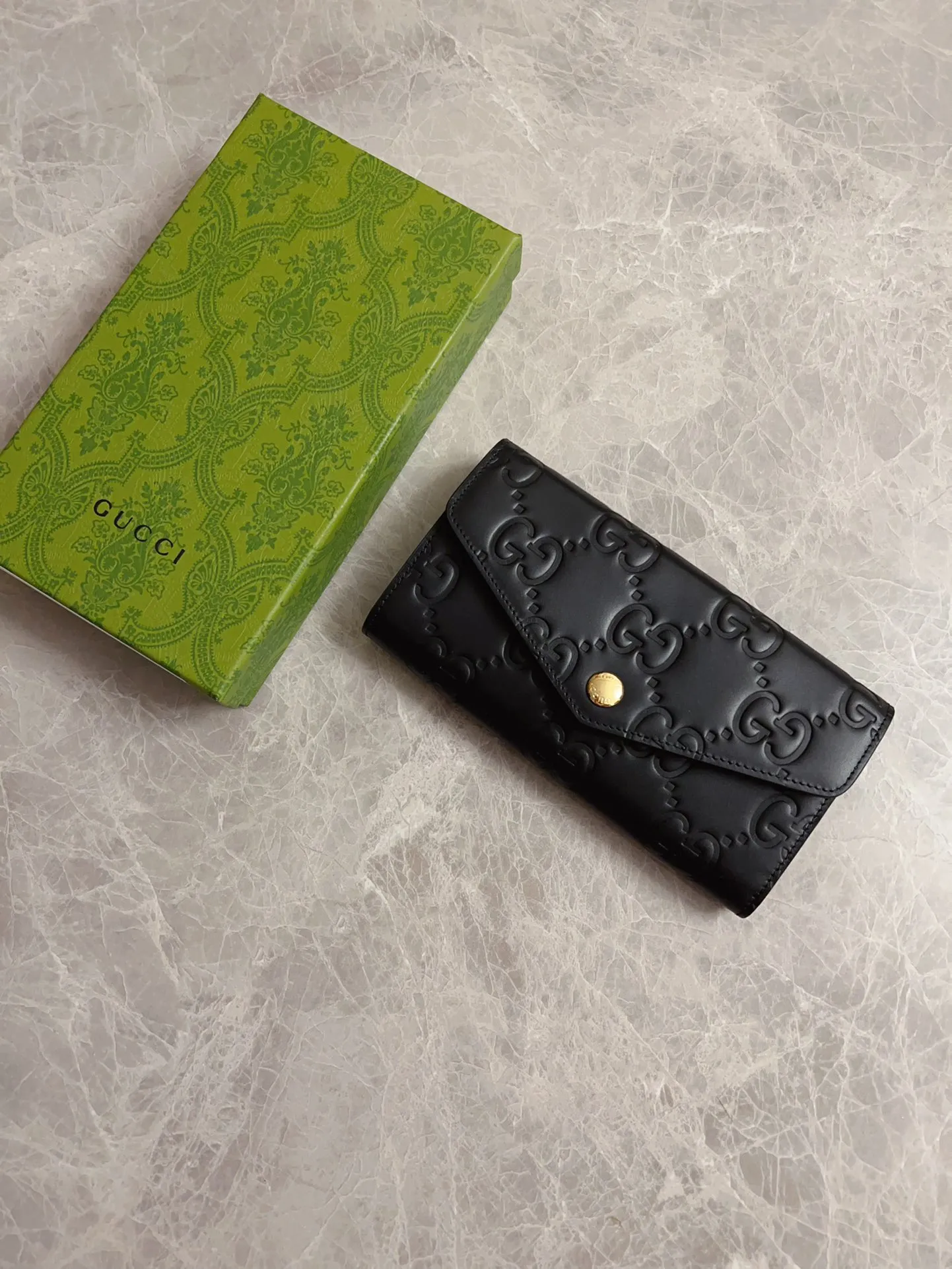 💰480🇭🇺🇭🇺Gucci [New Product] The classic GG pattern with rich texture and luster injects a unique style into this elegant black long wallet🦔🦔. Black GG cowhide, antique gold tone metal buttons🦔🦔 Model: 772791. Dimensions: 19x 10x 3 Color: Black Made in Italy