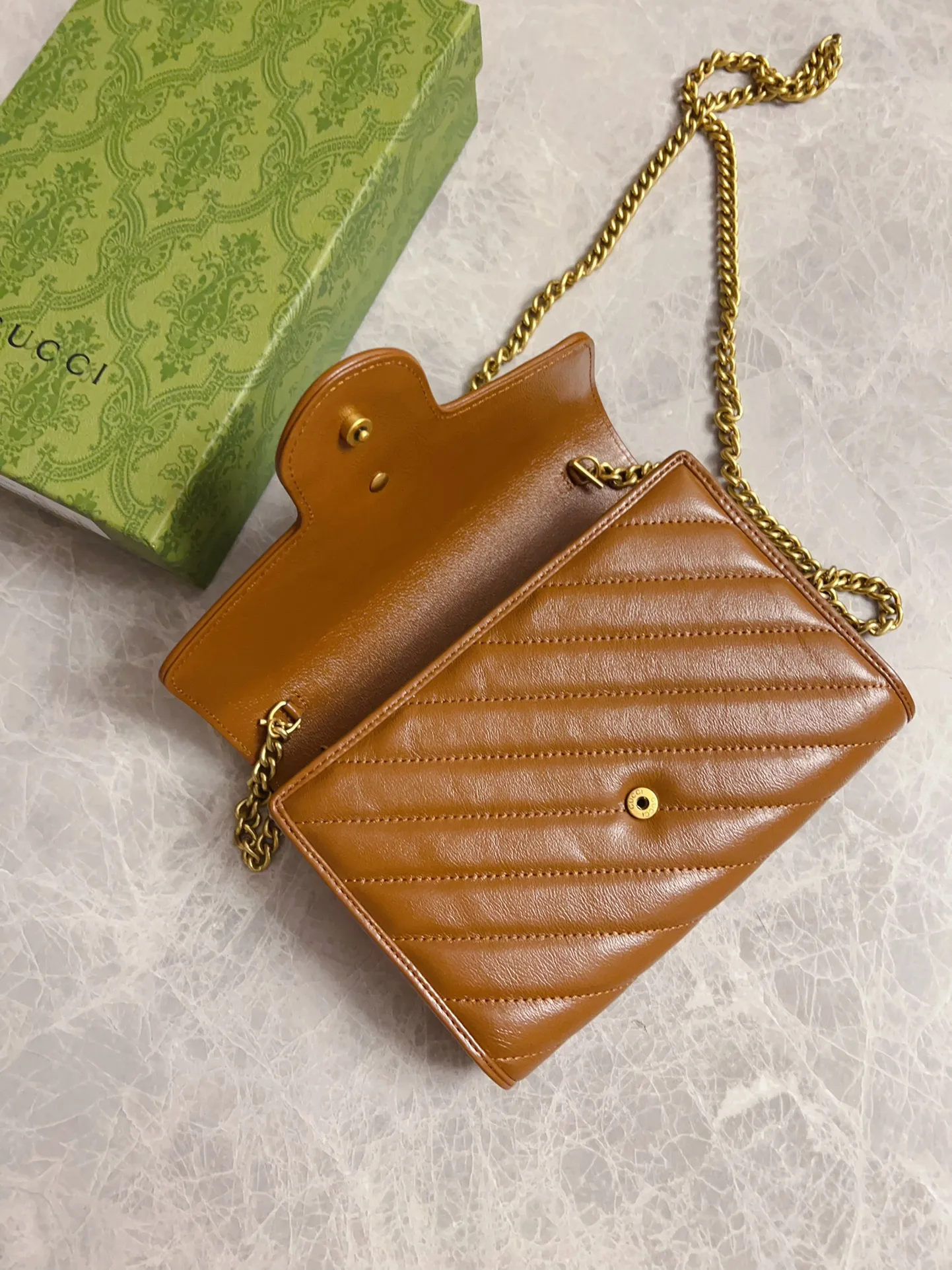 💰700🇭🇺🇭🇺Gucci marmont original leather caramel new color chain bag🧵🧵High-end caramel color🆕 It is the new product of Gucci counters in the autumn and winter of 2020. Breaking through the previous style, using the same color with binding and bronze hardware, the highest level! Real shots! Style number: 474575, size: 20x13x6cm