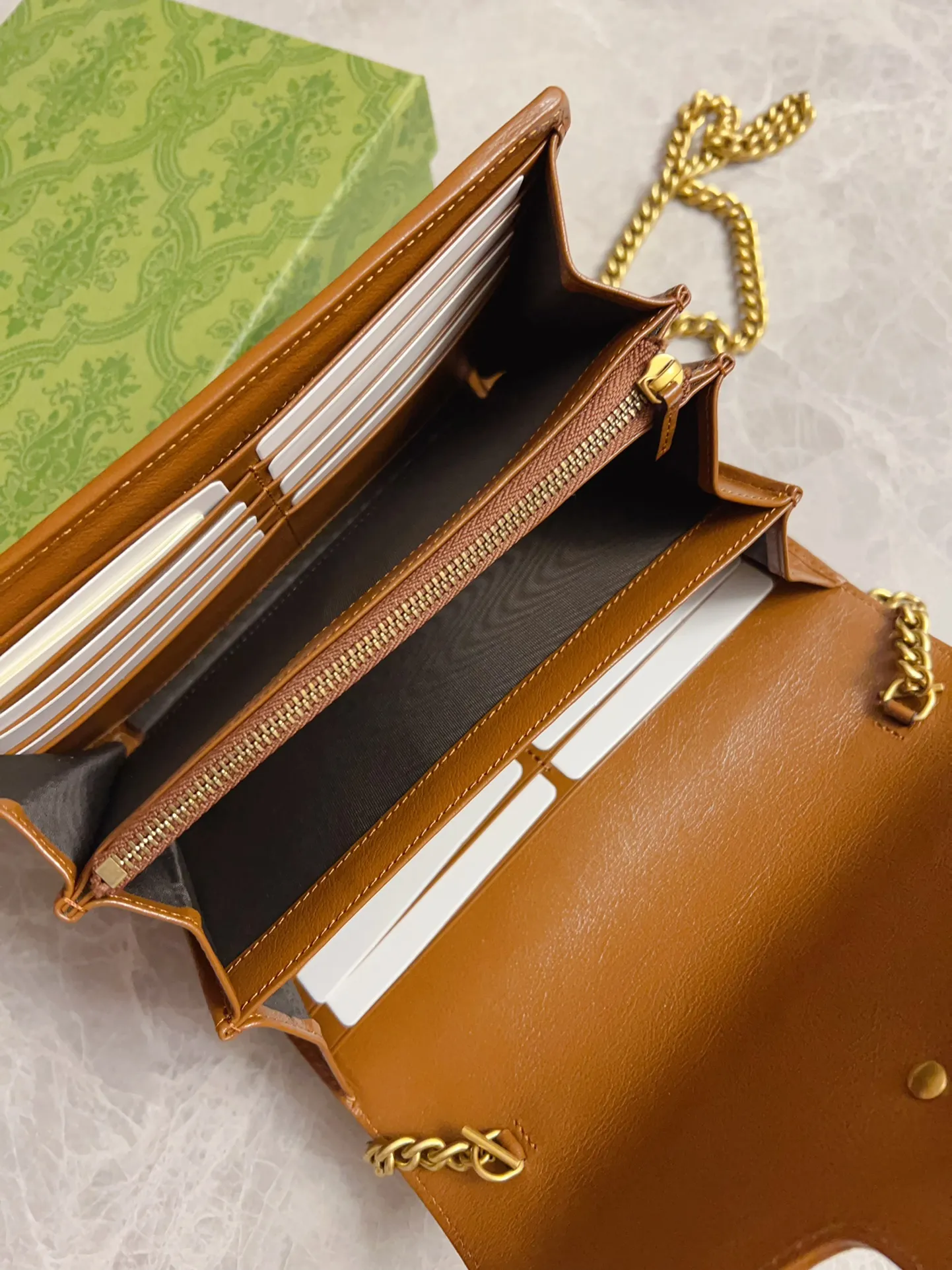 💰700🇭🇺🇭🇺Gucci marmont original leather caramel new color chain bag🧵🧵High-end caramel color🆕 It is the new product of Gucci counters in the autumn and winter of 2020. Breaking through the previous style, using the same color with binding and bronze hardware, the highest level! Real shots! Style number: 474575, size: 20x13x6cm
