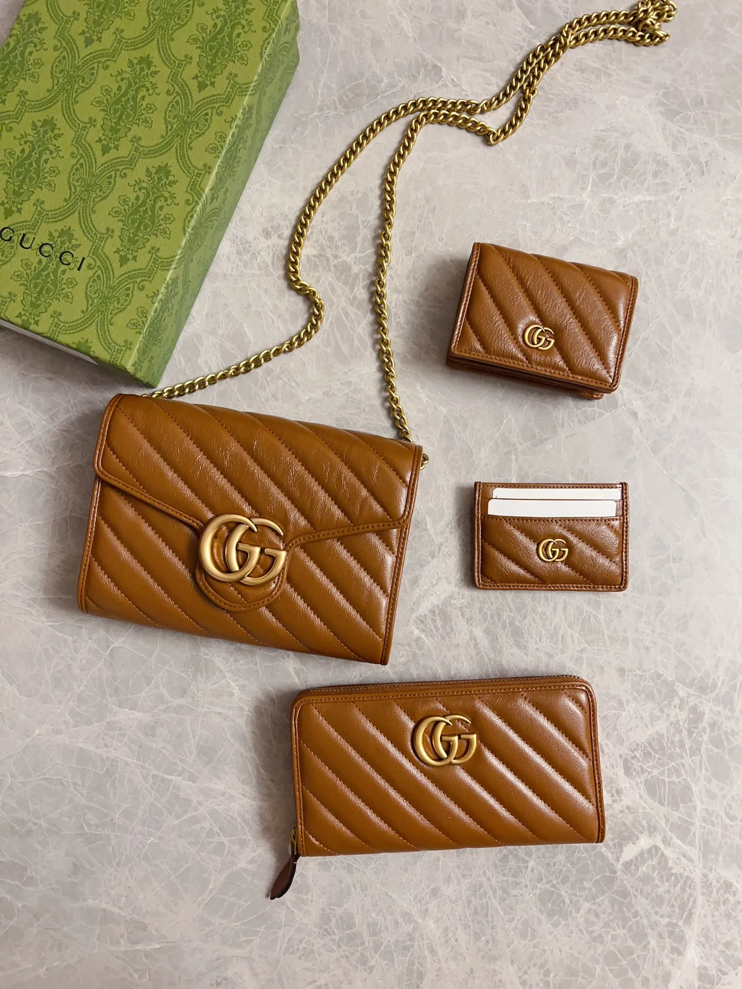 💰700🇭🇺🇭🇺Gucci marmont original leather caramel new color chain bag🧵🧵High-end caramel color🆕 It is the new product of Gucci counters in the autumn and winter of 2020. Breaking through the previous style, using the same color with binding and bronze hardware, the highest level! Real shots! Style number: 474575, size: 20x13x6cm