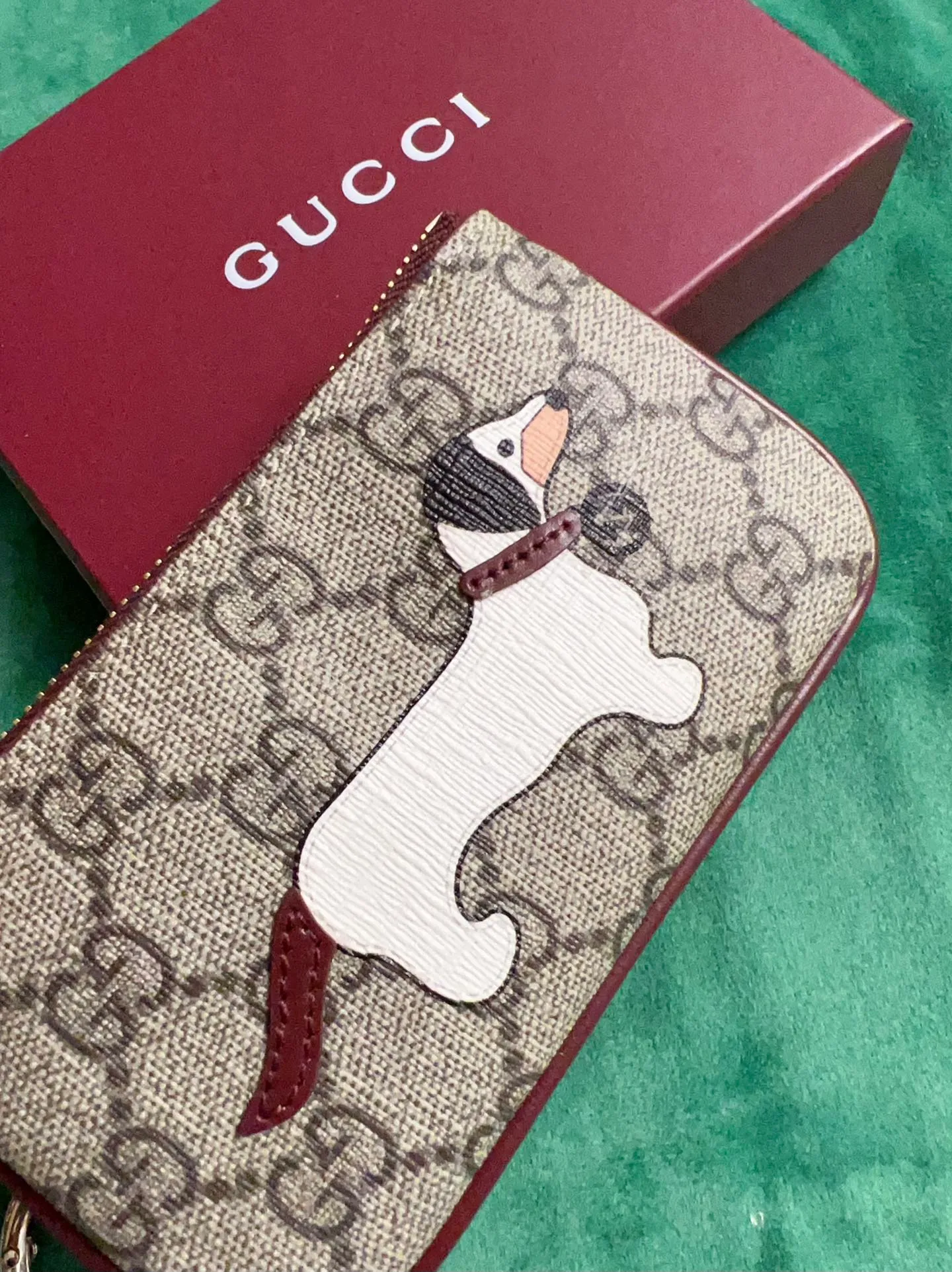 💰360 🇭🇺🇭🇺New products on official website! Exquisite key bag 🔑 ~ lipstick bag 💄🐹🐹 pvc with burgundy calfskin, with cute and exquisite cartoon patterns on the leather! 🐹🐹Style number 818768, size: 12x8x1.5cm, 🐹🐹Little red cat, puppy, panda, owl, exquisite and cute! Original product!