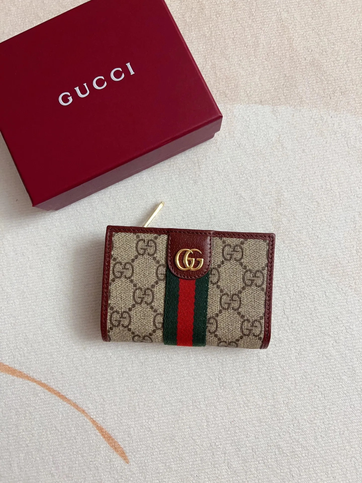 💰410 🇭🇺🇭🇺 The official website is synchronized with the new model! Ophidia series ~ short clip wallet, 🍉🍉 made of GG Supreme original factory pig grain first-layer cowhide with PVC 🍉🍉 equipped with iconic double G hardware marks, classic red and green webbing, exquisitely made! 🍉🍉Model number: 838468🍉🍉Size: 11x8x3cm, color: brown maroon