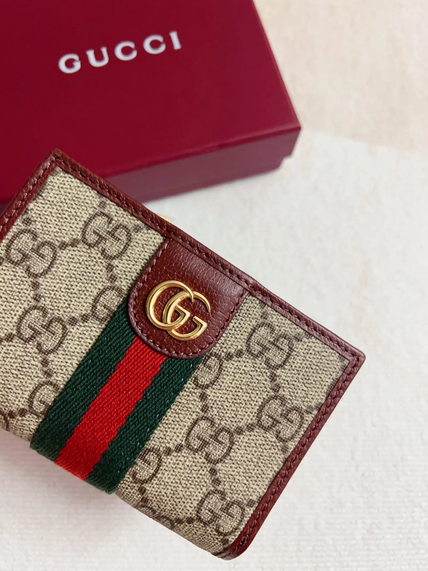 💰410 🇭🇺🇭🇺 The official website is synchronized with the new model! Ophidia series ~ short clip wallet, 🍉🍉 made of GG Supreme original factory pig grain first-layer cowhide with PVC 🍉🍉 equipped with iconic double G hardware marks, classic red and green webbing, exquisitely made! 🍉🍉Model number: 838468🍉🍉Size: 11x8x3cm, color: brown maroon