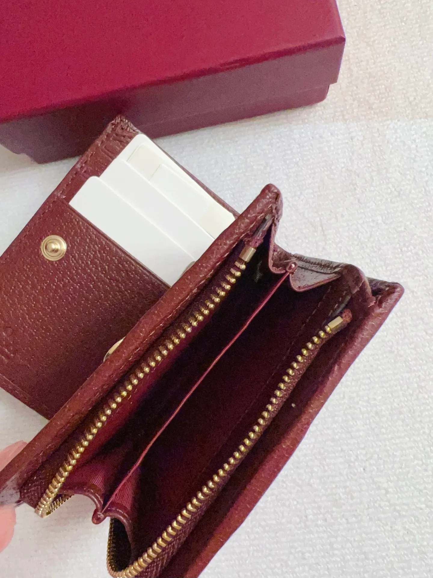 💰410 🇭🇺🇭🇺 The official website is synchronized with the new model! Ophidia series ~ short clip wallet, 🍉🍉 made of GG Supreme original factory pig grain first-layer cowhide with PVC 🍉🍉 equipped with iconic double G hardware marks, classic red and green webbing, exquisitely made! 🍉🍉Model number: 838468🍉🍉Size: 11x8x3cm, color: brown maroon