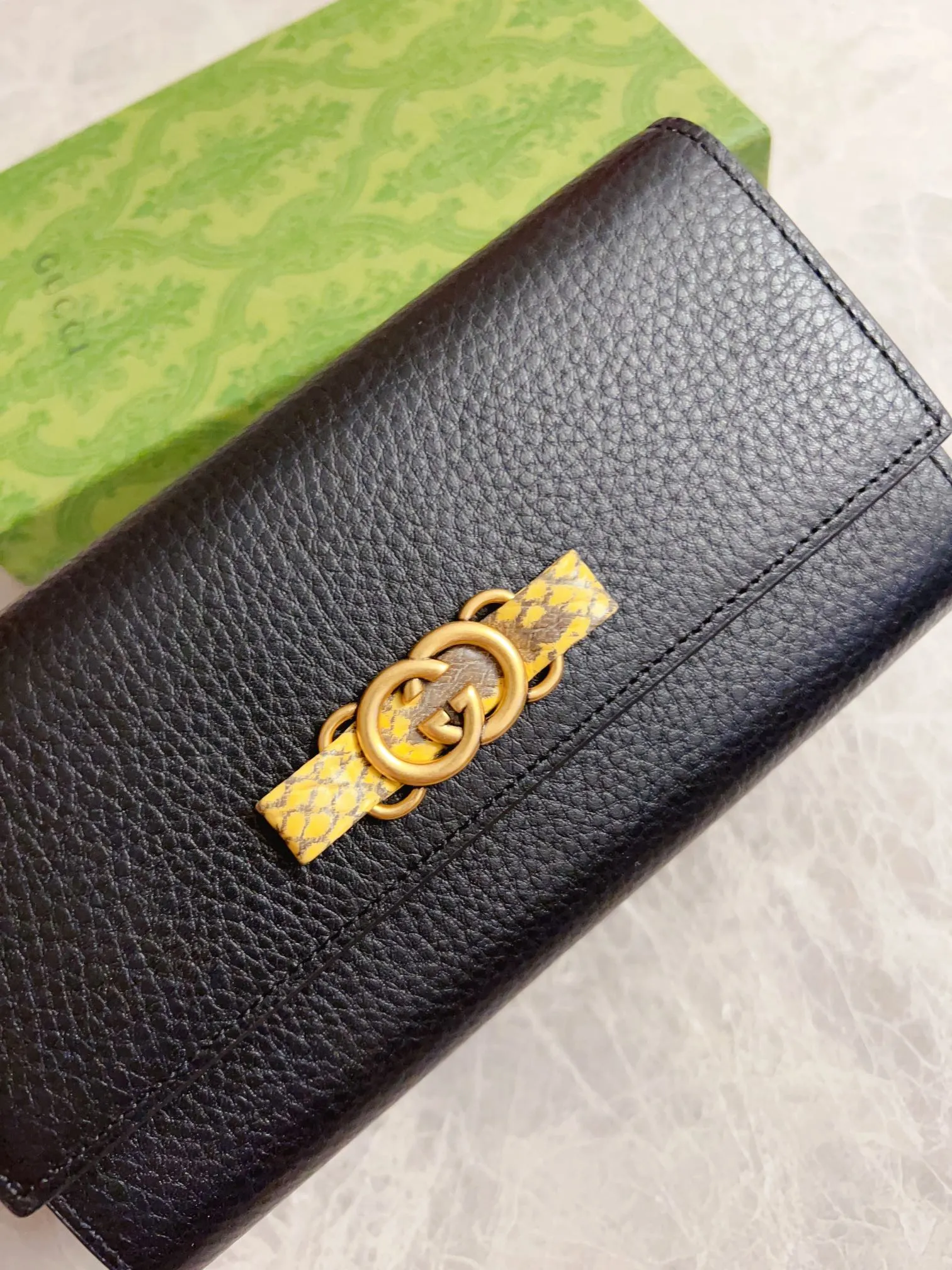 💰460🇮🇹🇮🇹Gucci’s latest ~ Interlocking Double G python leather bow wallet🍓🍓Made of original factory calfskin, 🍓🍓Butterfly on the front The knot is made with python leather piping and interlocking G details in antique gold tones, 🍓🍓Iconic fashion piece🍓🍓Model: 750461, Size: 19x 10x3.5cm