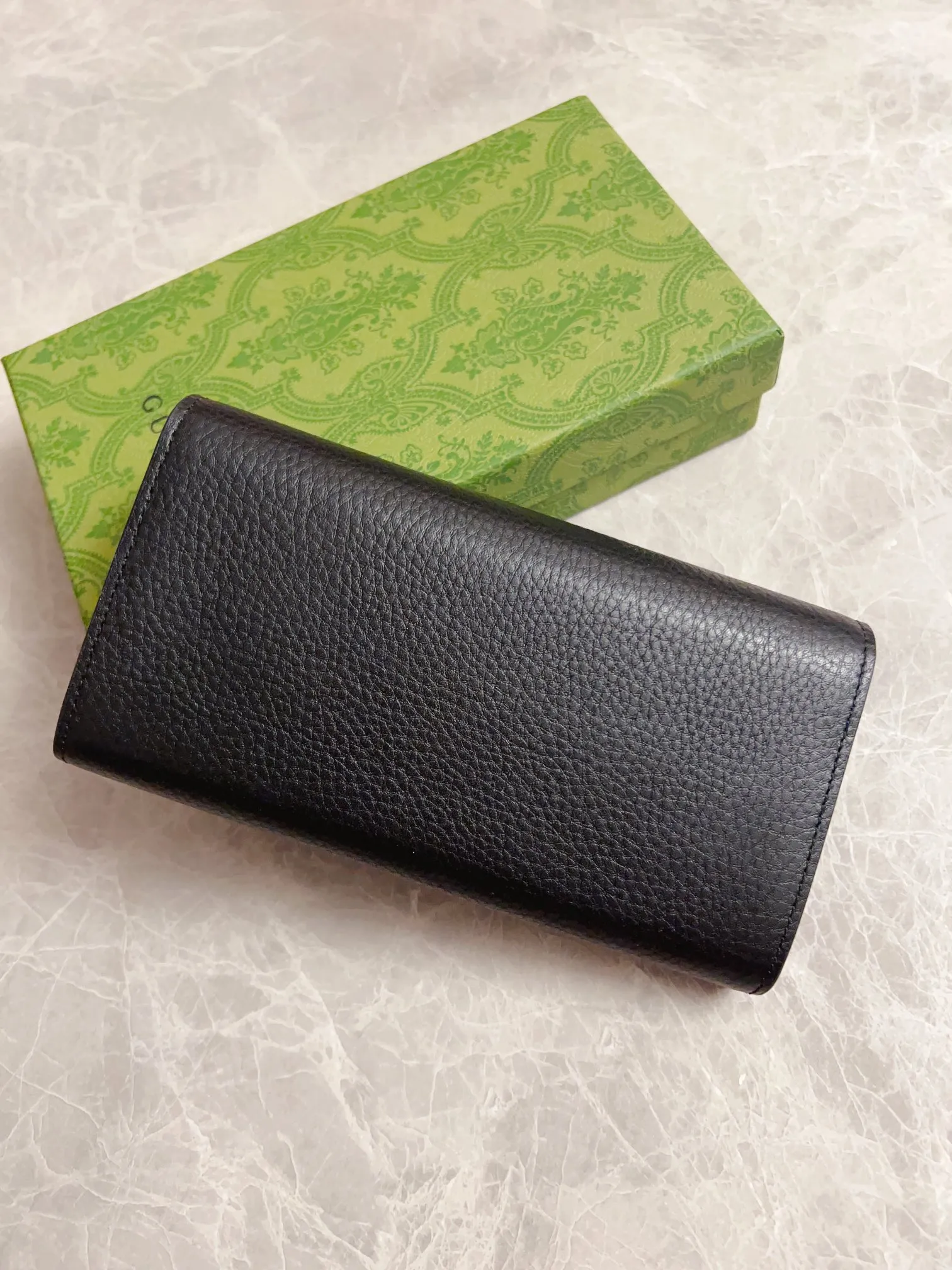 💰460🇮🇹🇮🇹Gucci’s latest ~ Interlocking Double G python leather bow wallet🍓🍓Made of original factory calfskin, 🍓🍓Butterfly on the front The knot is made with python leather piping and interlocking G details in antique gold tones, 🍓🍓Iconic fashion piece🍓🍓Model: 750461, Size: 19x 10x3.5cm