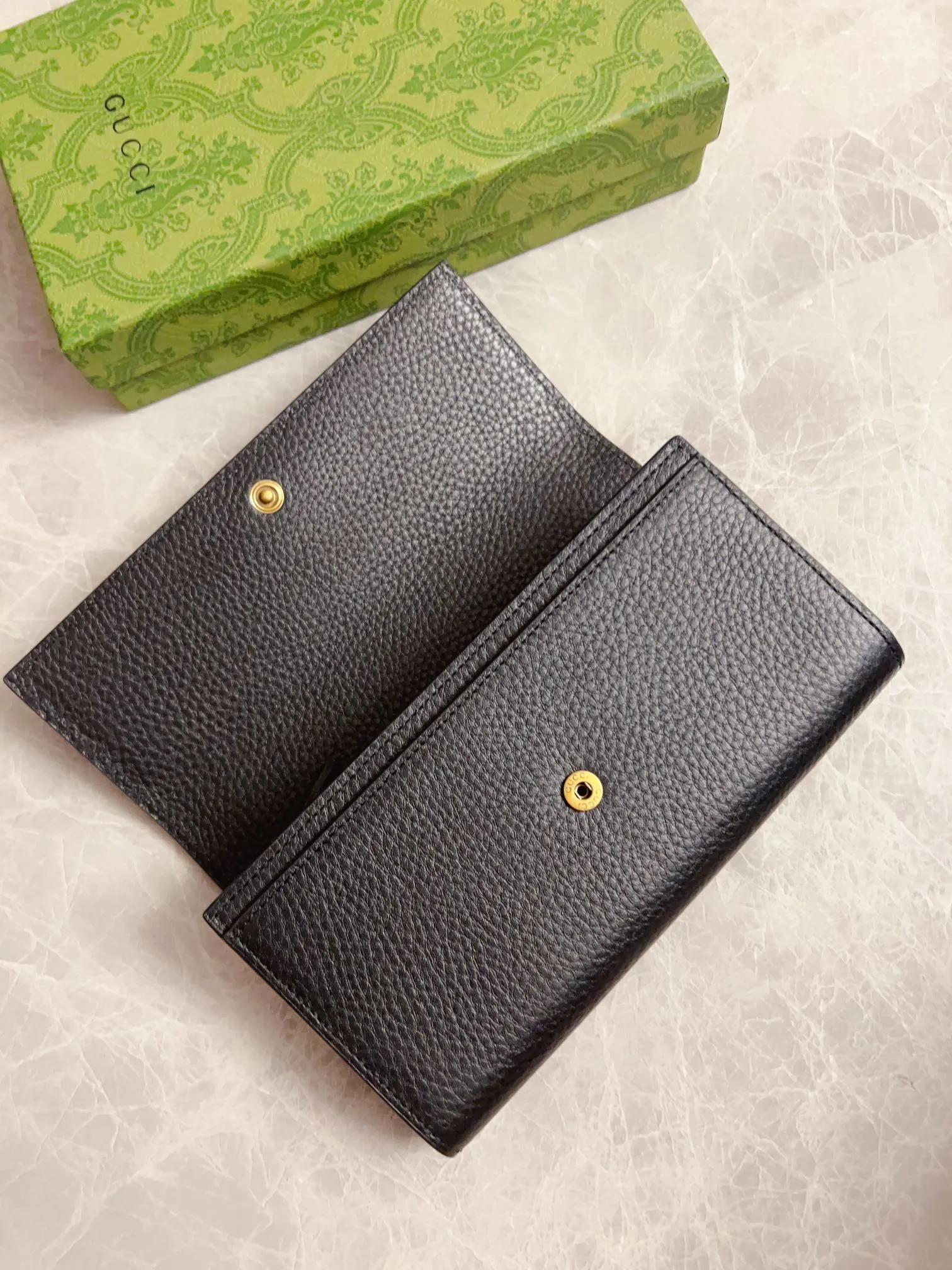 💰460🇮🇹🇮🇹Gucci’s latest ~ Interlocking Double G python leather bow wallet🍓🍓Made of original factory calfskin, 🍓🍓Butterfly on the front The knot is made with python leather piping and interlocking G details in antique gold tones, 🍓🍓Iconic fashion piece🍓🍓Model: 750461, Size: 19x 10x3.5cm