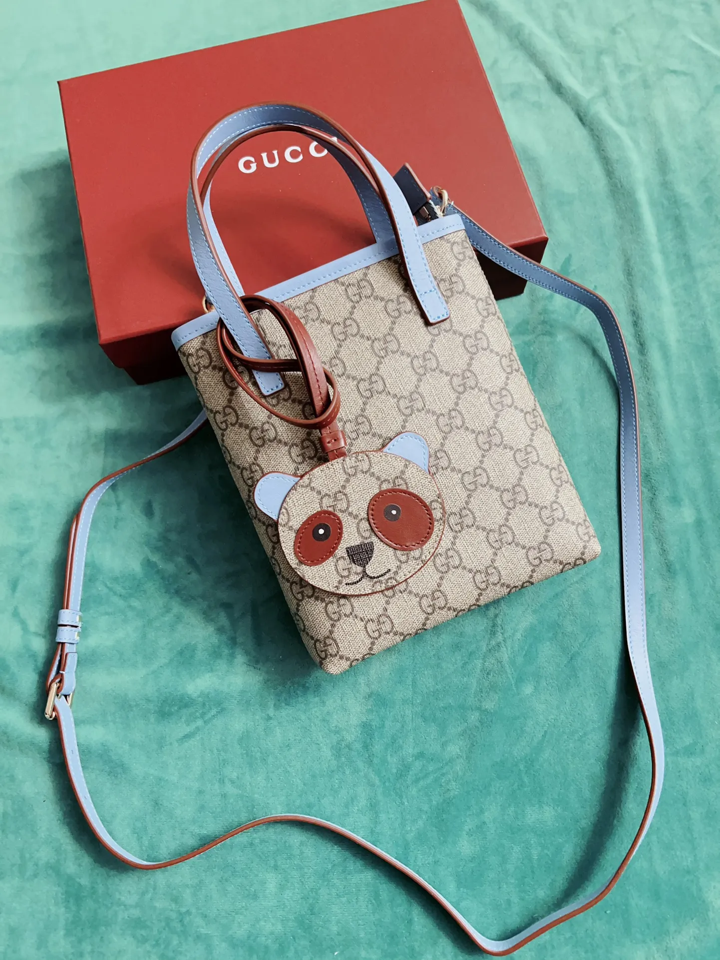 💰720 🇭🇺🇭🇺New product on official website! Exquisite small handbag (can be worn cross-body) PVC with original factory calfskin, 🧤🧤 with exquisite cute animal pendant 🧤🧤 No. 831899, size: 20x15x5cm, 🧤🧤 little red cat, puppy, panda, owl, exquisite and cute! 4 colors original single product!