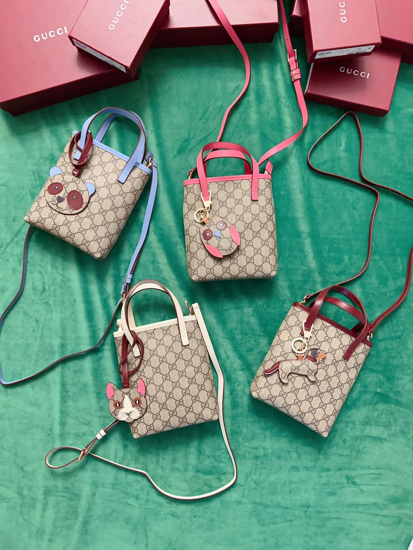💰720 🇭🇺🇭🇺New product on official website! Exquisite small handbag (can be worn cross-body) PVC with original factory calfskin, 🧤🧤 with exquisite cute animal pendant 🧤🧤 No. 831899, size: 20x15x5cm, 🧤🧤 little red cat, puppy, panda, owl, exquisite and cute! 4 colors original single product!