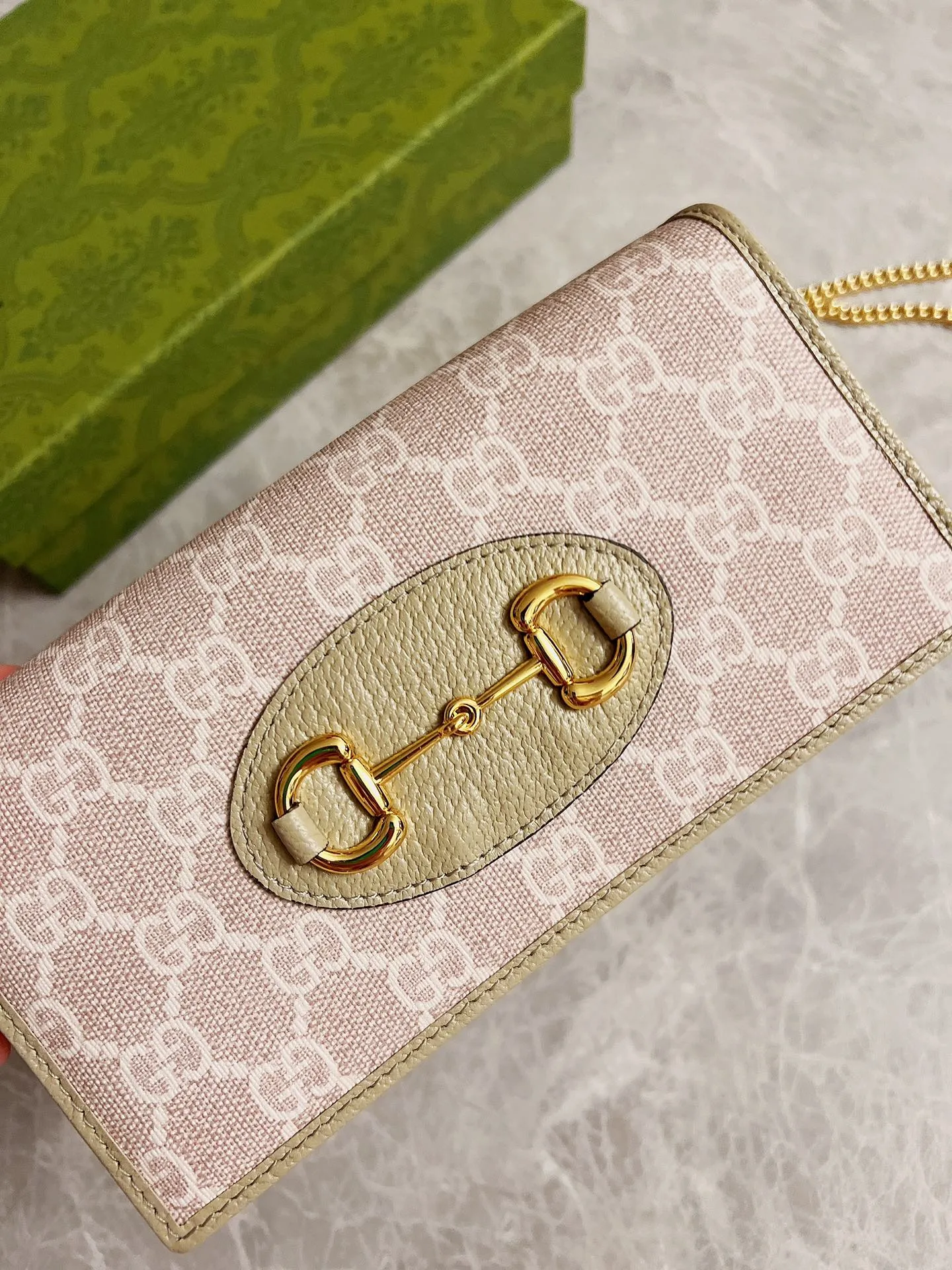 💰560🇭🇺🇭🇺In the latest wheat color series🍧🍧newly launched this Gucci made of GG Supreme high-end artificial canvas and khaki material 🍧🍧1955 Horsebit Card Holder This series adopts the same double ring and long strip design as the handbag 🍧🍧This detail is inspired by the brand’s equestrian origins 🍧🍧It is one of Gucci’s classic heritage🍧🍧It is also one of the brand’s most representative symbolic elements🍧🍧Model: 621892 Size: 19x10x4cm