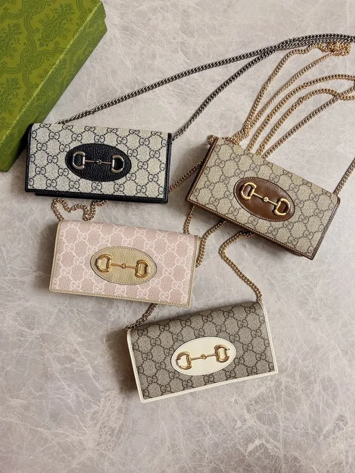 💰560🇭🇺🇭🇺In the latest wheat color series🍧🍧newly launched this Gucci made of GG Supreme high-end artificial canvas and khaki material 🍧🍧1955 Horsebit Card Holder This series adopts the same double ring and long strip design as the handbag 🍧🍧This detail is inspired by the brand’s equestrian origins 🍧🍧It is one of Gucci’s classic heritage🍧🍧It is also one of the brand’s most representative symbolic elements🍧🍧Model: 621892 Size: 19x10x4cm