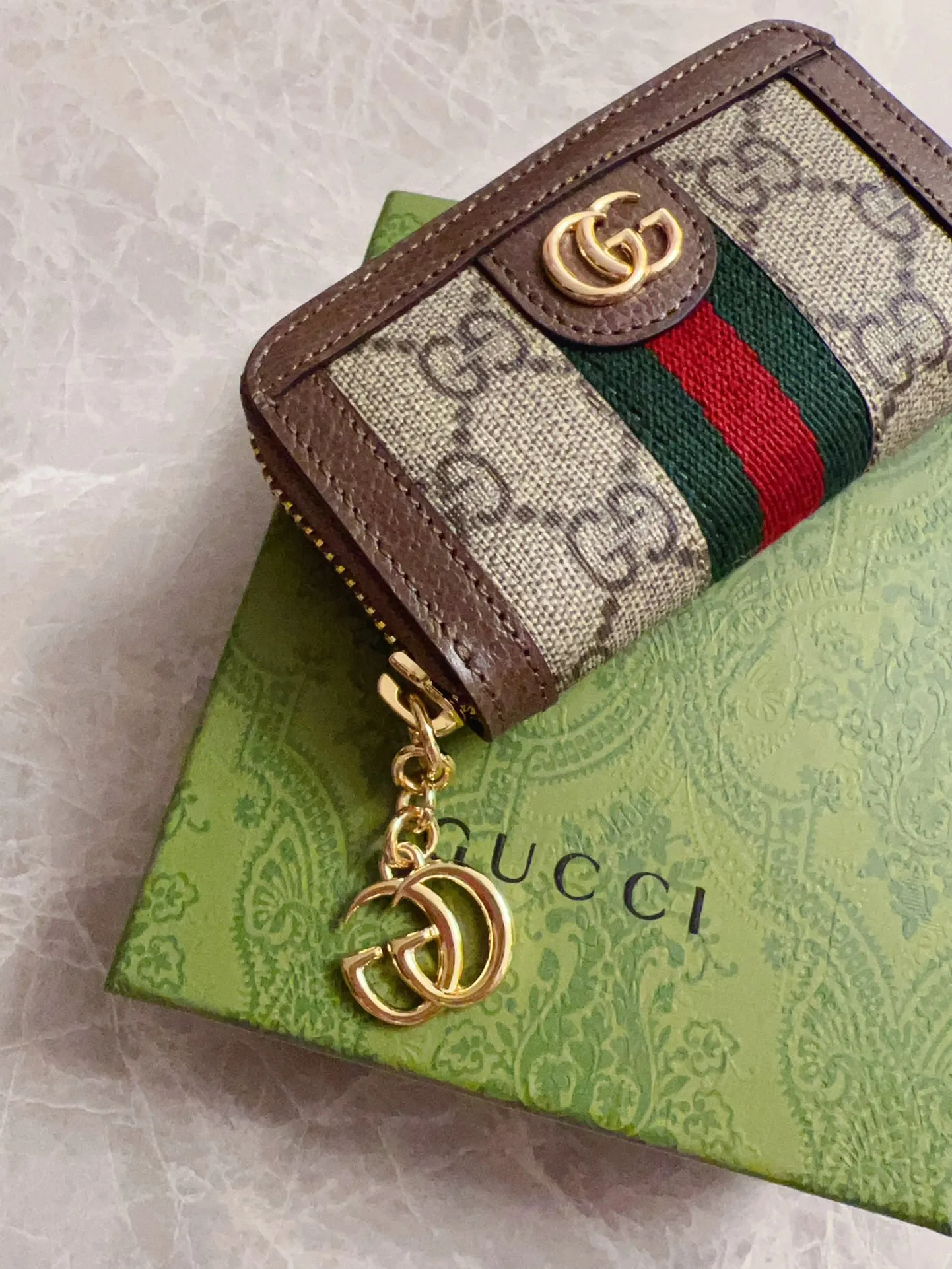 💰320 🇭🇺🇭🇺 The official website is synchronized with the new model! Ophidia series ~ small key bag 🌿🌿 made of GG Supreme high-grade PVC fabric 🌿🌿 with iconic double G hardware marks, classic red and green webbing, built-in exquisite GG key chain pendant 🌿🌿 fashionable and elegant, lightweight and practical, 🌿🌿 model number: 523157, size: W10.5xH7x2.5cm, color: coffee