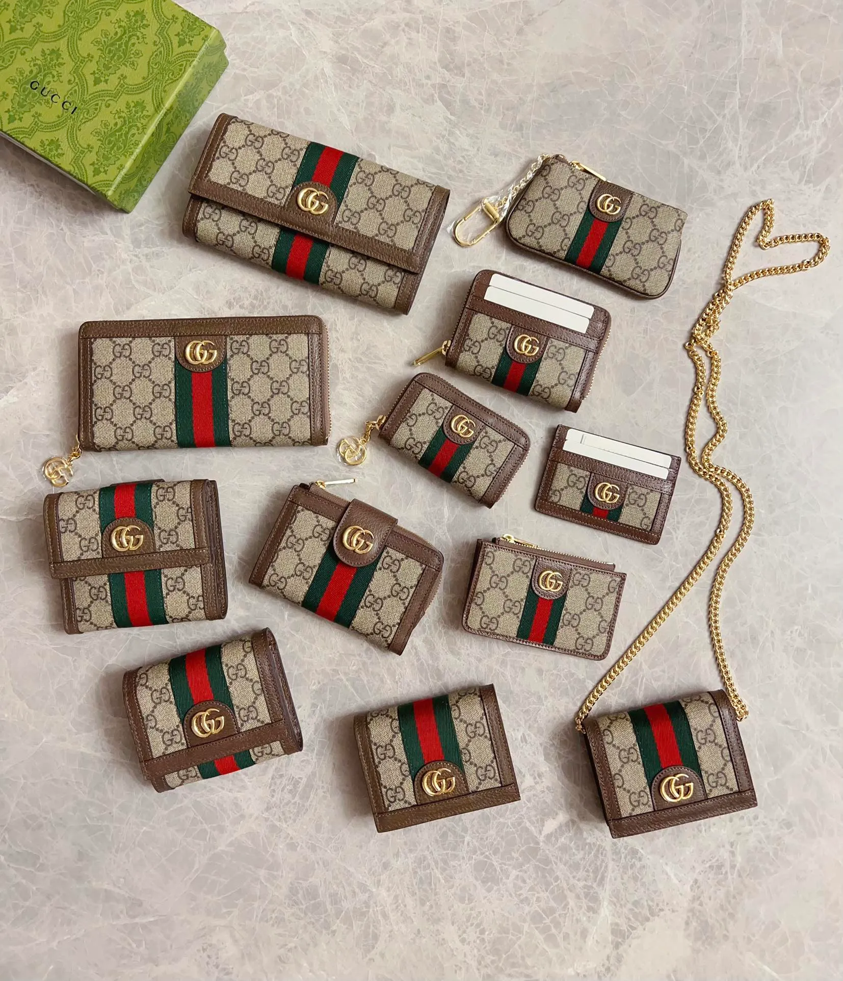 💰320 🇭🇺🇭🇺 The official website is synchronized with the new model! Ophidia series ~ small key bag 🌿🌿 made of GG Supreme high-grade PVC fabric 🌿🌿 with iconic double G hardware marks, classic red and green webbing, built-in exquisite GG key chain pendant 🌿🌿 fashionable and elegant, lightweight and practical, 🌿🌿 model number: 523157, size: W10.5xH7x2.5cm, color: coffee