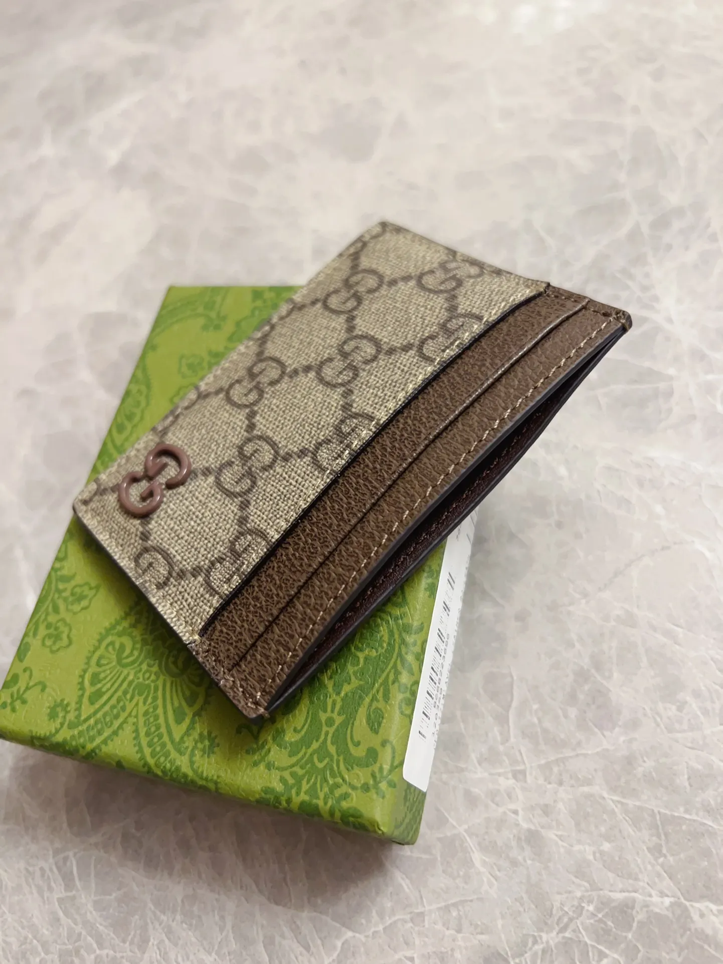 💰230🇭🇺🇭🇺Gucci’s latest series ~ card bag 🍖🍖The two-tone design full of contrasting beauty makes the GG logo emblazoned on the body of the bag shine 🍖🍖The interior is made of contrasting cowhide 🍖🍖2 colors available Brown/brown, brown/maroon Size: 10x 7cm Model: 768248 (original product)