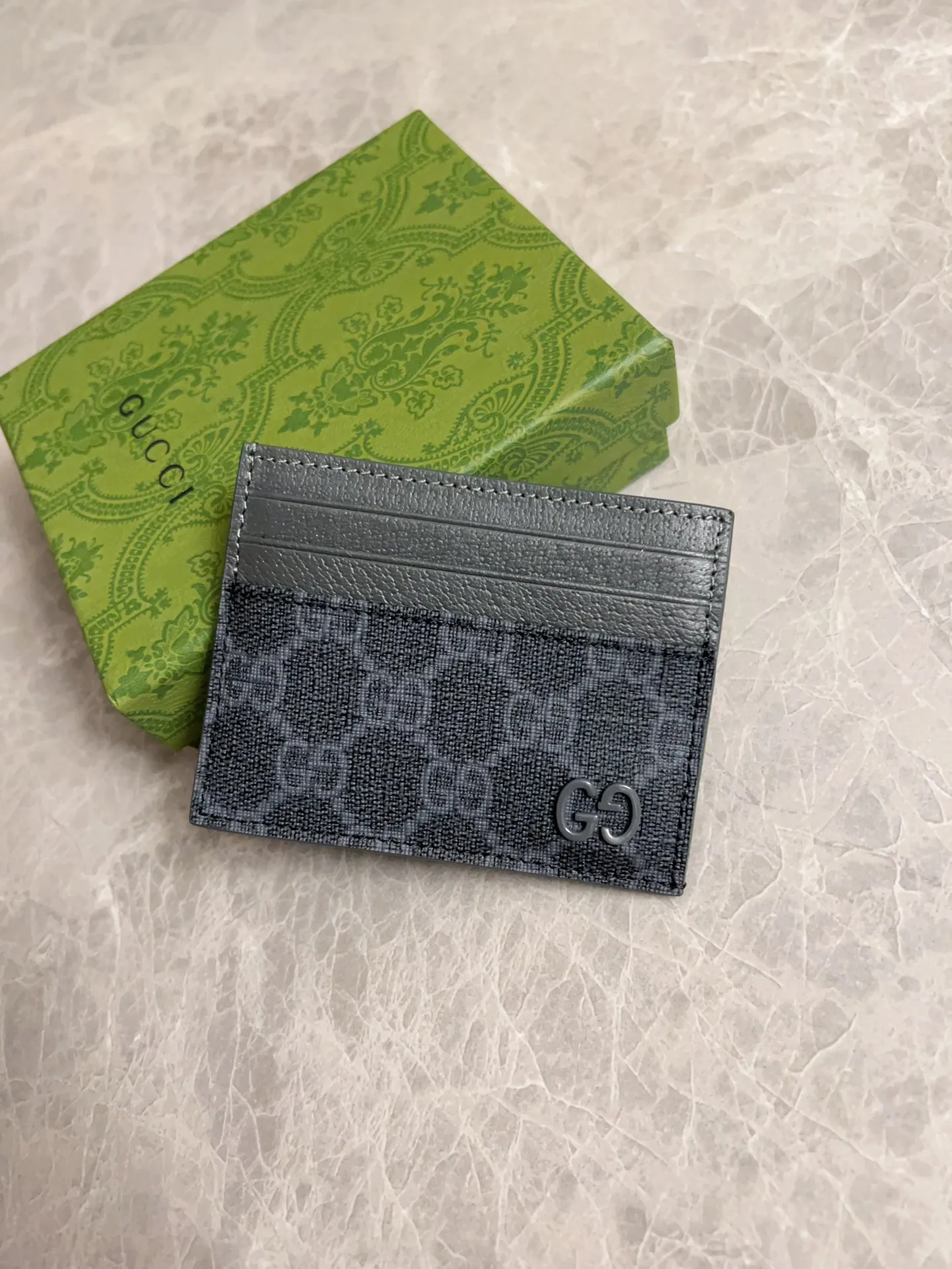 💰260 🇭🇺🇭🇺Gucci’s latest collection ~ card holder 🍖🍖The contrasting two-tone design makes the GG logo emblazoned on the bag stand out 🍖🍖The fabric is made of black GG and the lining is made of contrasting cowhide 🍖🍖Black GG Supreme canvas with dark gray ceramic effect double G, size: 10x 8cm Model: 795230 (original product)