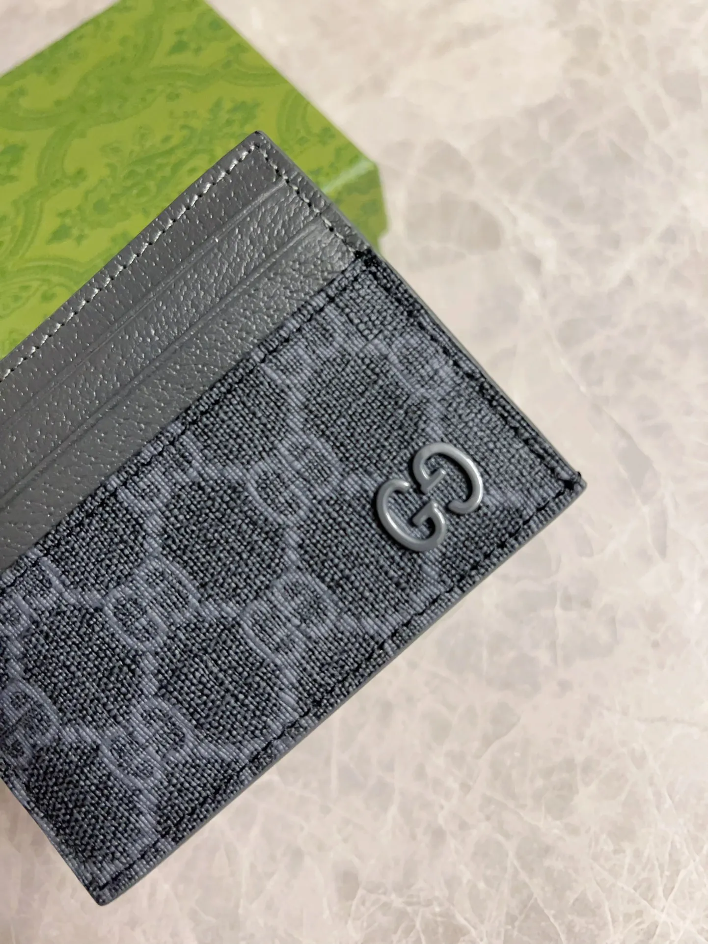 💰260 🇭🇺🇭🇺Gucci’s latest collection ~ card holder 🍖🍖The contrasting two-tone design makes the GG logo emblazoned on the bag stand out 🍖🍖The fabric is made of black GG and the lining is made of contrasting cowhide 🍖🍖Black GG Supreme canvas with dark gray ceramic effect double G, size: 10x 8cm Model: 795230 (original product)