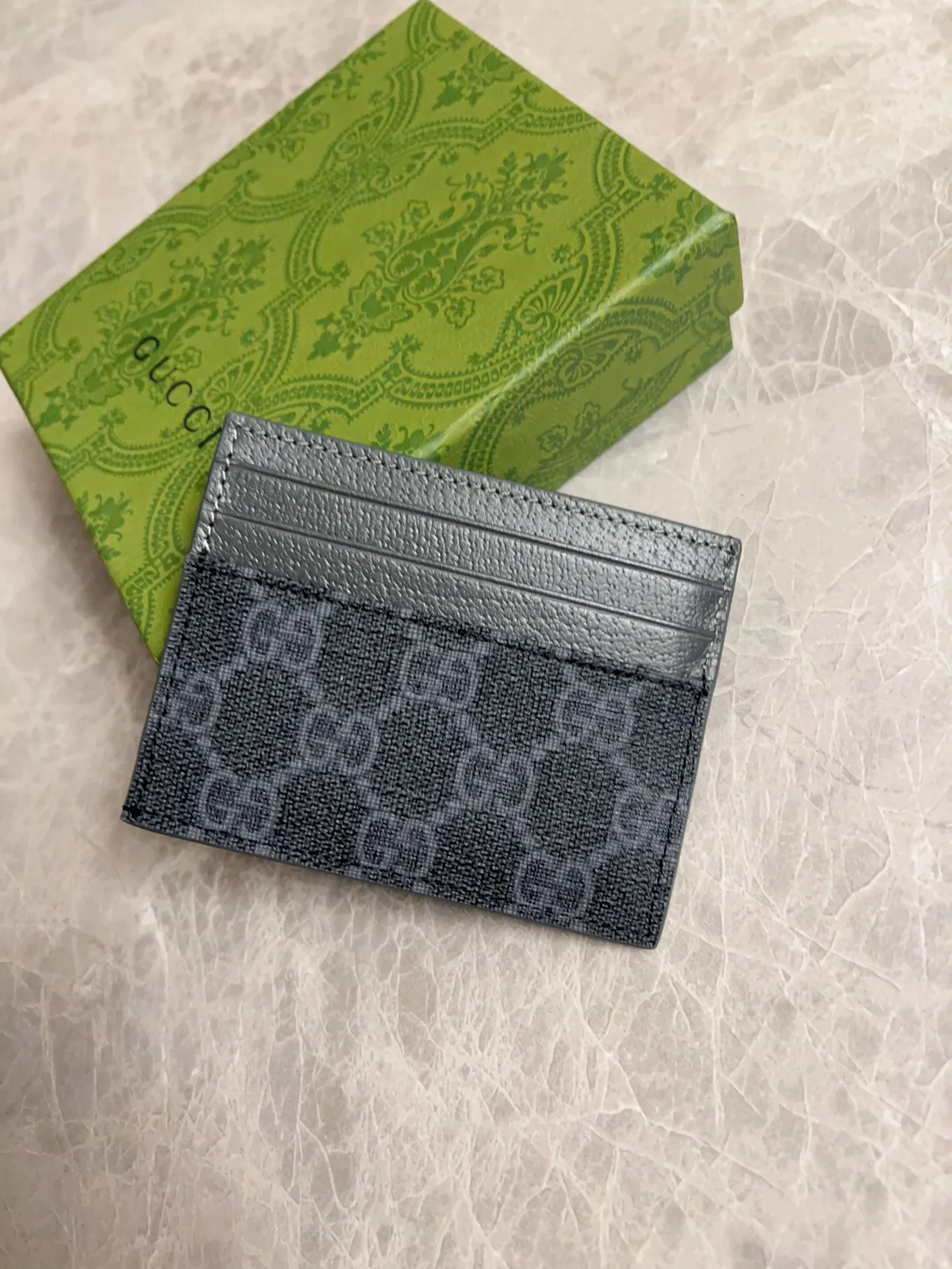 💰260 🇭🇺🇭🇺Gucci’s latest collection ~ card holder 🍖🍖The contrasting two-tone design makes the GG logo emblazoned on the bag stand out 🍖🍖The fabric is made of black GG and the lining is made of contrasting cowhide 🍖🍖Black GG Supreme canvas with dark gray ceramic effect double G, size: 10x 8cm Model: 795230 (original product)