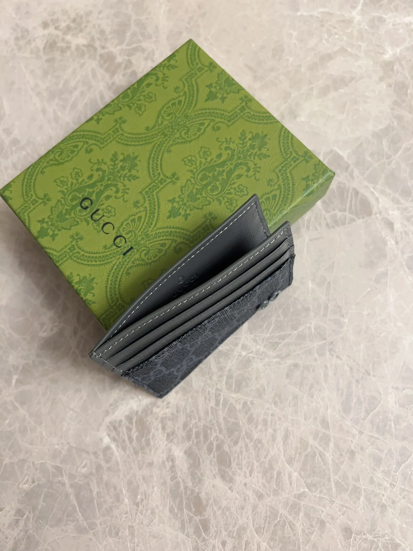 💰260 🇭🇺🇭🇺Gucci’s latest collection ~ card holder 🍖🍖The contrasting two-tone design makes the GG logo emblazoned on the bag stand out 🍖🍖The fabric is made of black GG and the lining is made of contrasting cowhide 🍖🍖Black GG Supreme canvas with dark gray ceramic effect double G, size: 10x 8cm Model: 795230 (original product)