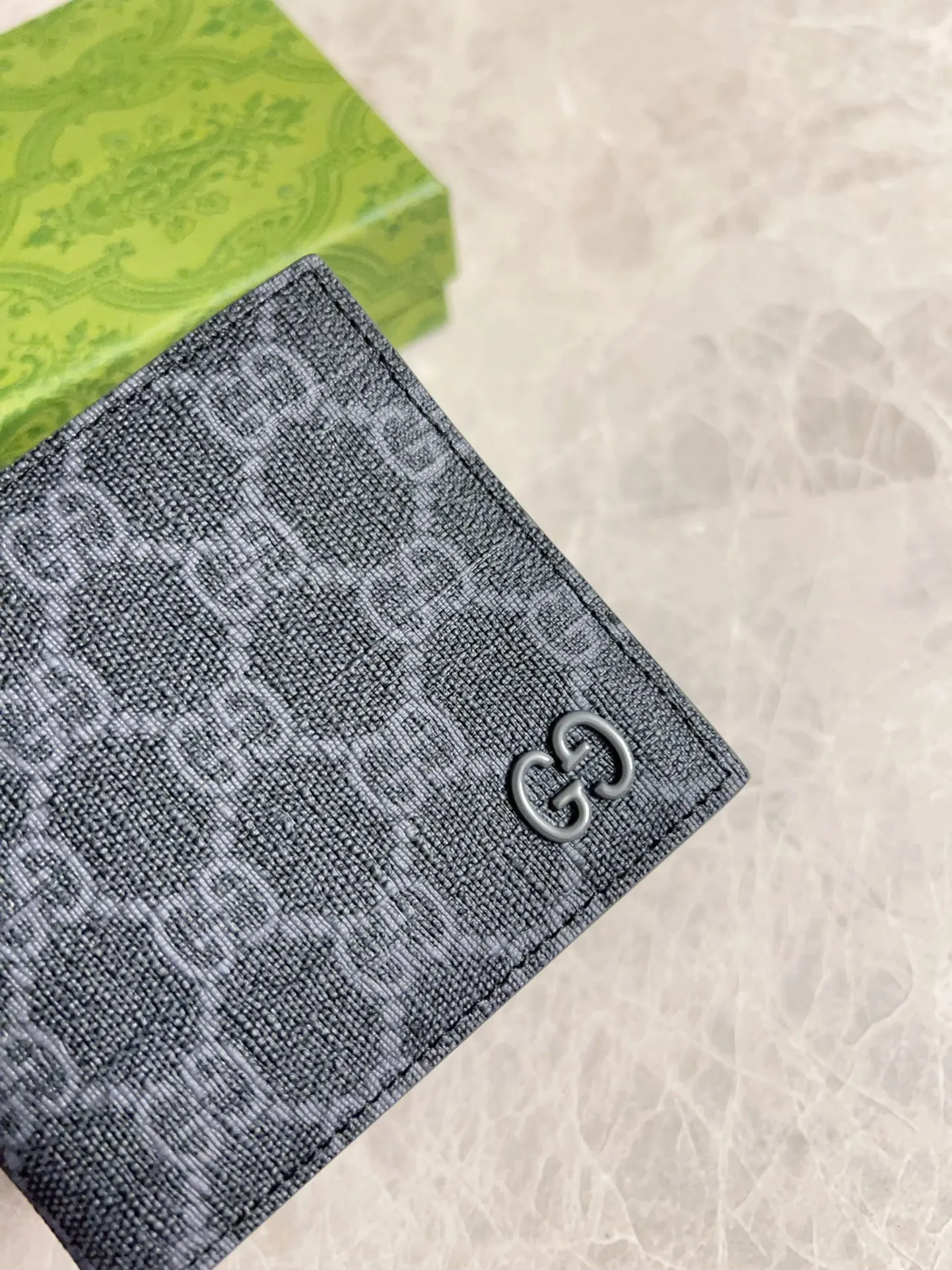 💰310 🇭🇺🇭🇺Gucci’s latest collection ~ Short clip 🧤🧤The two-tone design full of contrasting beauty makes the GG logo emblazoned on the body of the bag shine. 🧤🧤The fabric is made of black GG, and the lining is made of contrasting cowhide. 🧤🧤Black GG Supreme canvas, with dark gray ceramic effect double G, size: 11x 9cm Model: 768243 (original product)