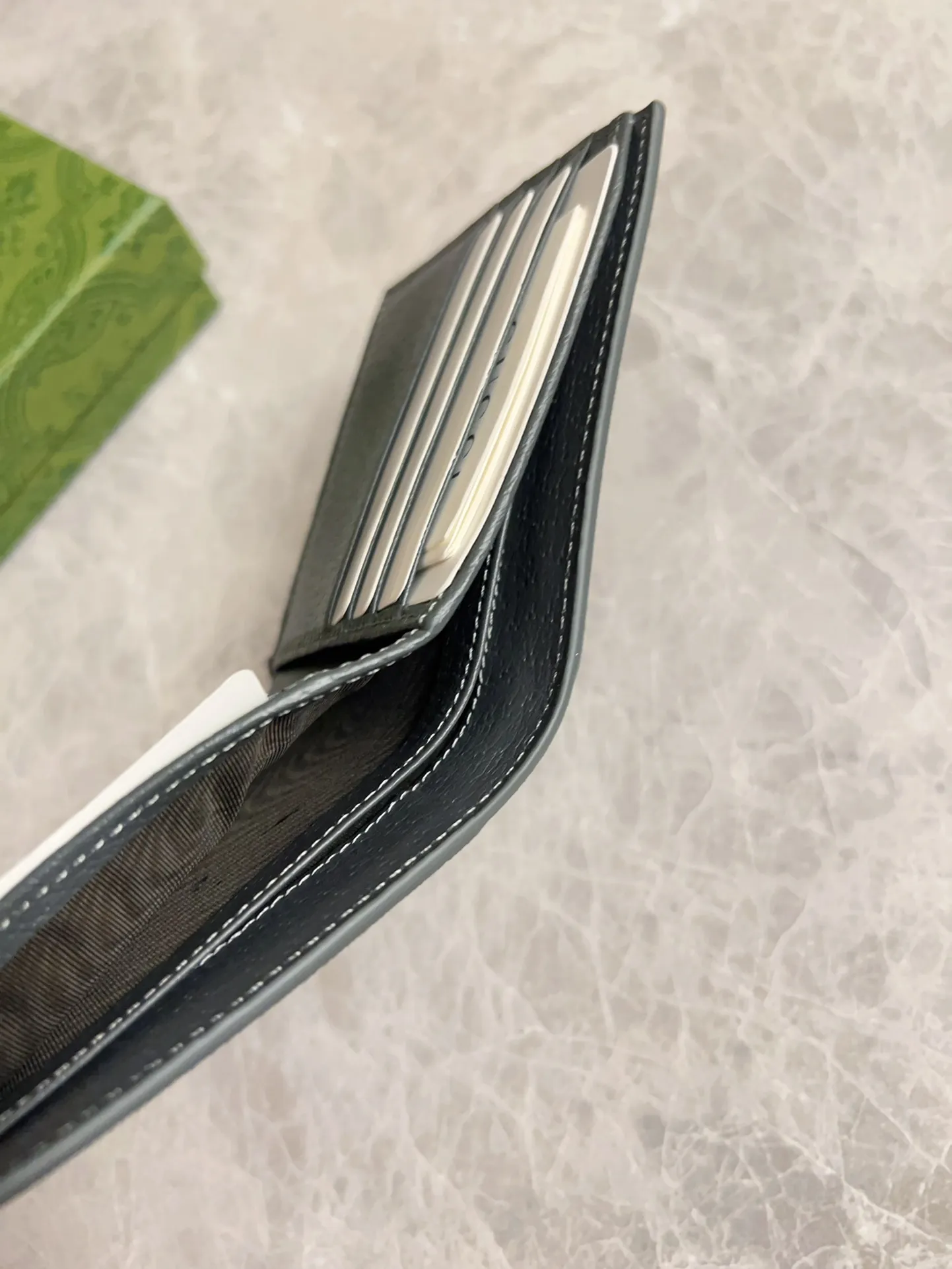 💰310 🇭🇺🇭🇺Gucci’s latest collection ~ Short clip 🧤🧤The two-tone design full of contrasting beauty makes the GG logo emblazoned on the body of the bag shine. 🧤🧤The fabric is made of black GG, and the lining is made of contrasting cowhide. 🧤🧤Black GG Supreme canvas, with dark gray ceramic effect double G, size: 11x 9cm Model: 768243 (original product)