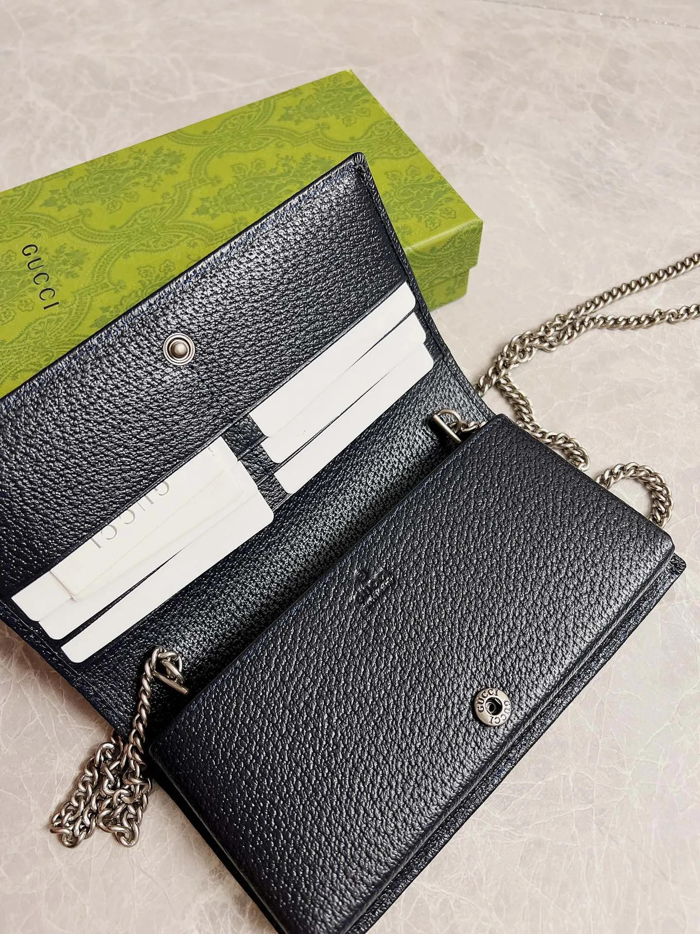 💰560🇭🇺🇭🇺 In the 2020 spring and summer series 🍧🍧newly launched Gucci made of GG Supreme high-end artificial canvas and brown leather 🍧🍧1955 Horsebit Card Holder This series adopts the same double ring and long strip design as the handbag 🍧🍧This detail is inspired by the brand’s equestrian origins 🍧🍧It is one of Gucci’s classic heritage🍧🍧It is also one of the brand’s most representative symbolic elements🍧🍧 Blue PVC Model: 621892 Size: 19x10x4cm