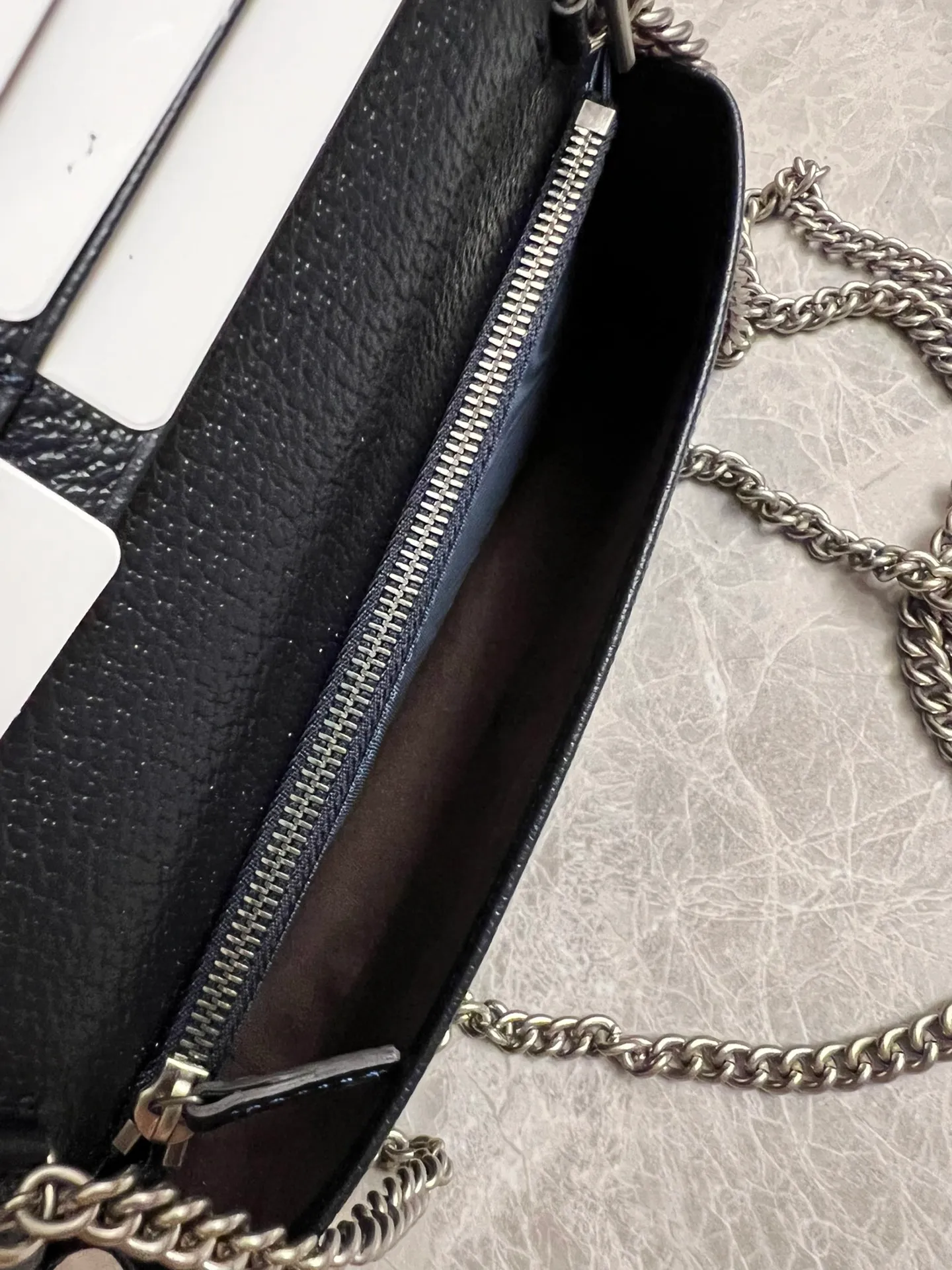 💰560🇭🇺🇭🇺 In the 2020 spring and summer series 🍧🍧newly launched Gucci made of GG Supreme high-end artificial canvas and brown leather 🍧🍧1955 Horsebit Card Holder This series adopts the same double ring and long strip design as the handbag 🍧🍧This detail is inspired by the brand’s equestrian origins 🍧🍧It is one of Gucci’s classic heritage🍧🍧It is also one of the brand’s most representative symbolic elements🍧🍧 Blue PVC Model: 621892 Size: 19x10x4cm