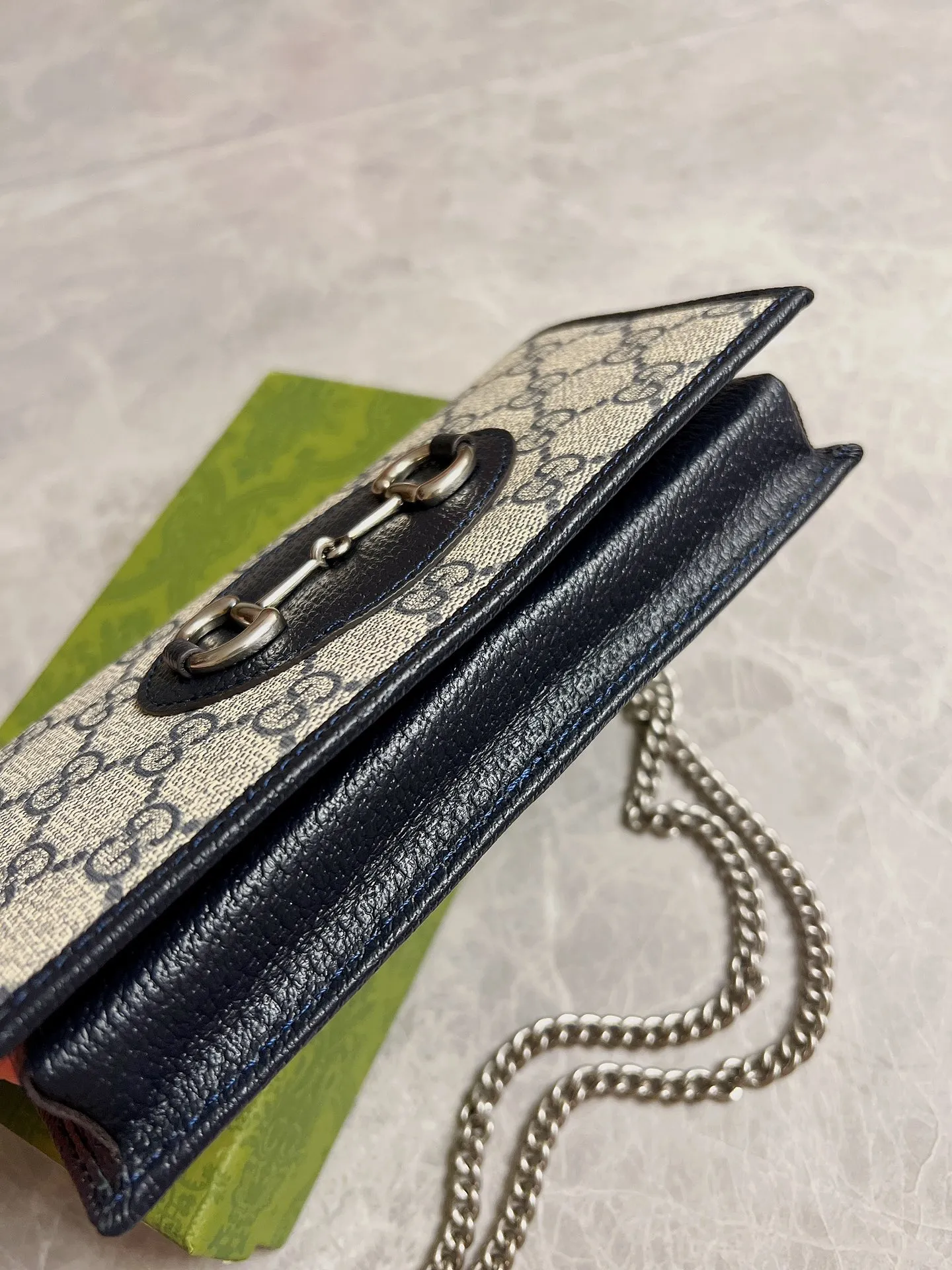 💰560🇭🇺🇭🇺 In the 2020 spring and summer series 🍧🍧newly launched Gucci made of GG Supreme high-end artificial canvas and brown leather 🍧🍧1955 Horsebit Card Holder This series adopts the same double ring and long strip design as the handbag 🍧🍧This detail is inspired by the brand’s equestrian origins 🍧🍧It is one of Gucci’s classic heritage🍧🍧It is also one of the brand’s most representative symbolic elements🍧🍧 Blue PVC Model: 621892 Size: 19x10x4cm