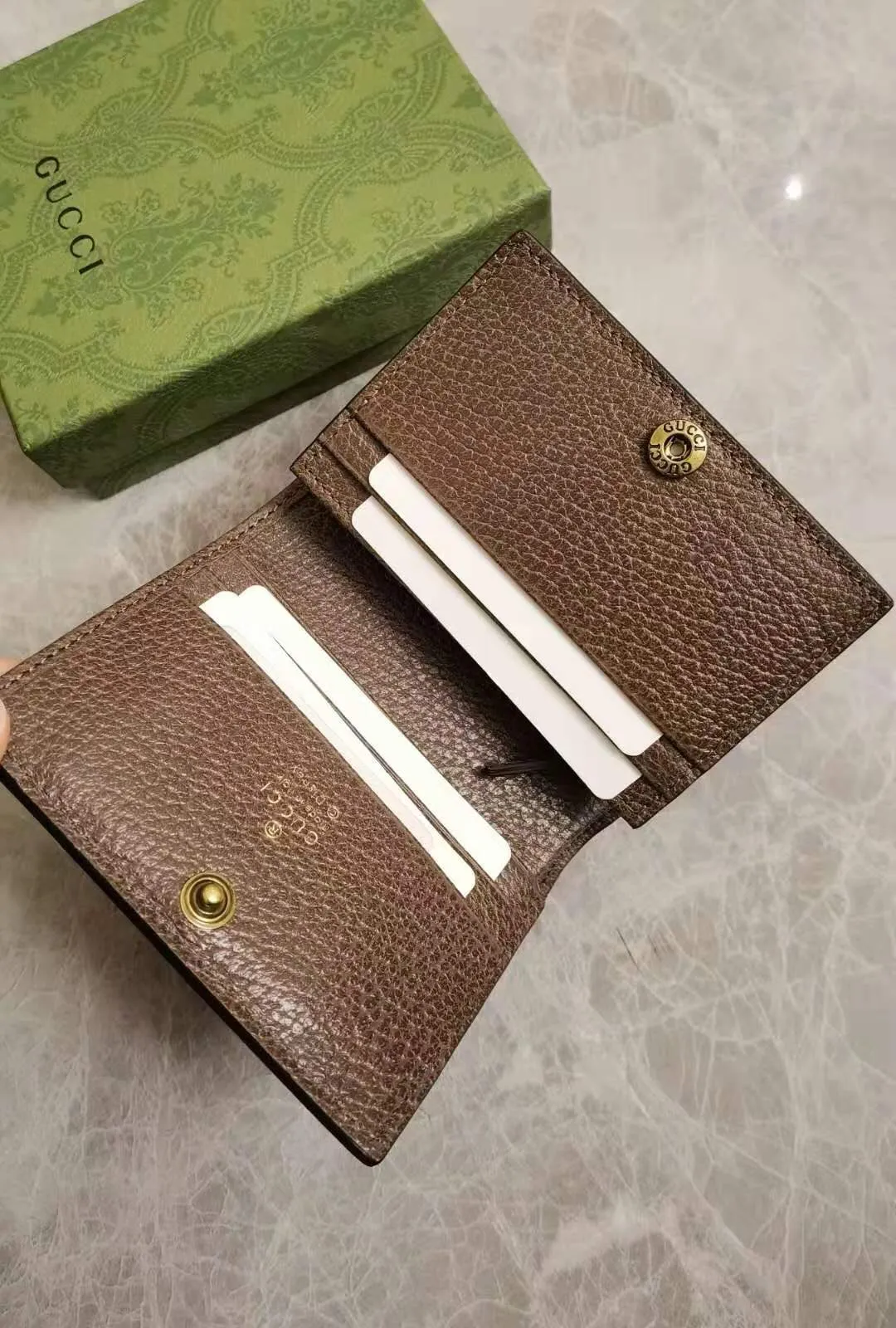 💰370 🇭🇺🇭🇺Epilogue original leather short wallet ~ Donald Duck series 🐥🐥The new pattern of Donald Duck and his three nephews appearing together adds an unconstrained charm to the classic Gucci bag. It is full of fun and fun for the family to fly to the stars 🐥🐥fashionable and practical! Style number: 648121, size: 11-8.5-3cm