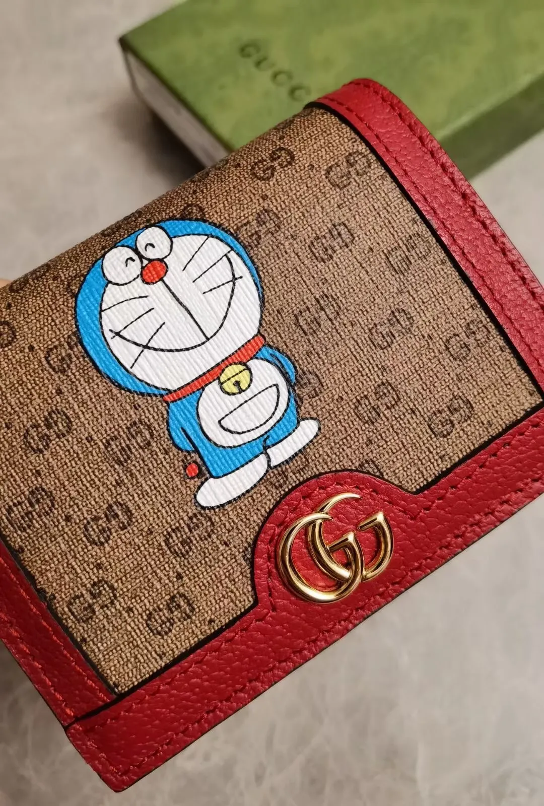 💰370🇭🇺🇭🇺 GUCCI latest! Original product! 🧤 🧤 Doraemon x Gucci joint series ~ short clip wallet ~ card holder! The various cute expressions of "Big Fatty" Doraemon are torn-printed on PVC high-grade fabrics and matched with original factory pig-grain cowhide, exquisite and fashionable, model number: 647788, size: 11x8.5x3cm