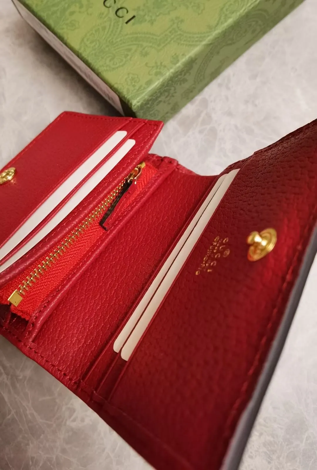 💰370🇭🇺🇭🇺 GUCCI latest! Original product! 🧤 🧤 Doraemon x Gucci joint series ~ short clip wallet ~ card holder! The various cute expressions of "Big Fatty" Doraemon are torn-printed on PVC high-grade fabrics and matched with original factory pig-grain cowhide, exquisite and fashionable, model number: 647788, size: 11x8.5x3cm