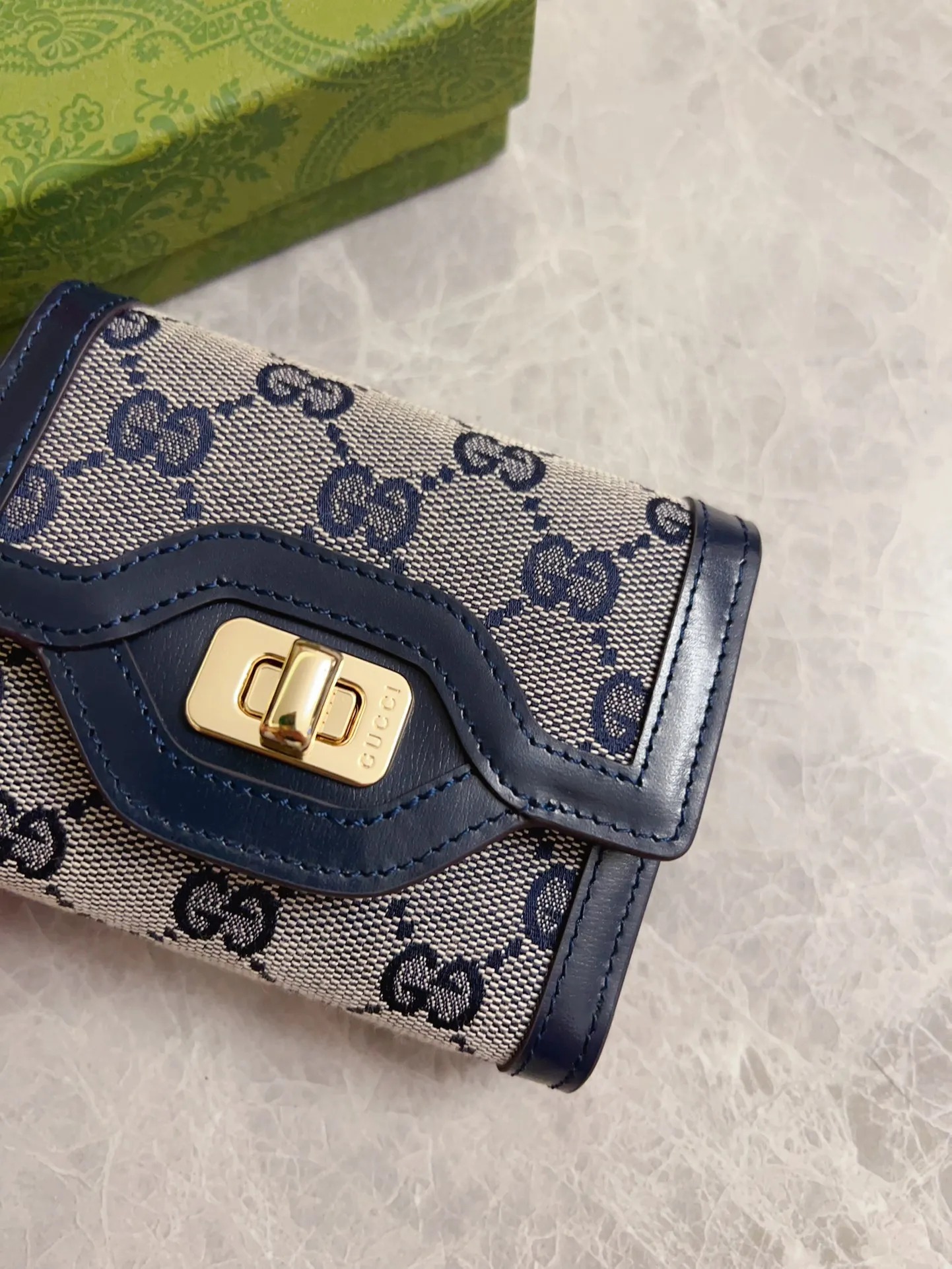 💰480 🇮🇹🇮🇹The Gucci Luce series exudes a strong sense of playfulness and fun. "Luce" means "light" in Italian. Original GG canvas brings design essence to this elegant mini shoulder bag. Blue cowhide piping and light gold-toned hardware are complemented by beige and ebony graphics. Model: 790035 Size: 12x 11x 3cm Color: Blue/Brown