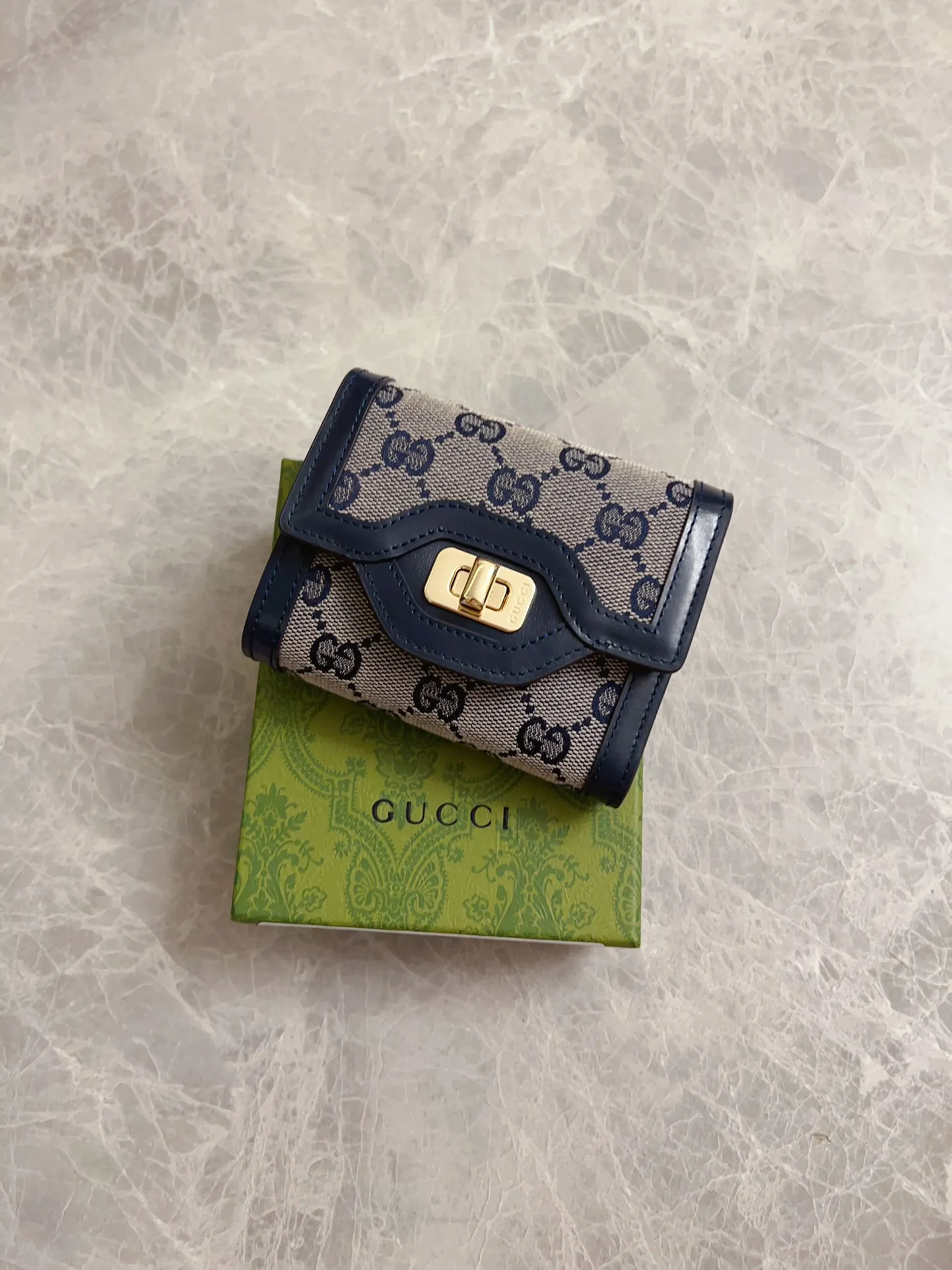 💰480 🇮🇹🇮🇹The Gucci Luce series exudes a strong sense of playfulness and fun. "Luce" means "light" in Italian. Original GG canvas brings design essence to this elegant mini shoulder bag. Blue cowhide piping and light gold-toned hardware are complemented by beige and ebony graphics. Model: 790035 Size: 12x 11x 3cm Color: Blue/Brown