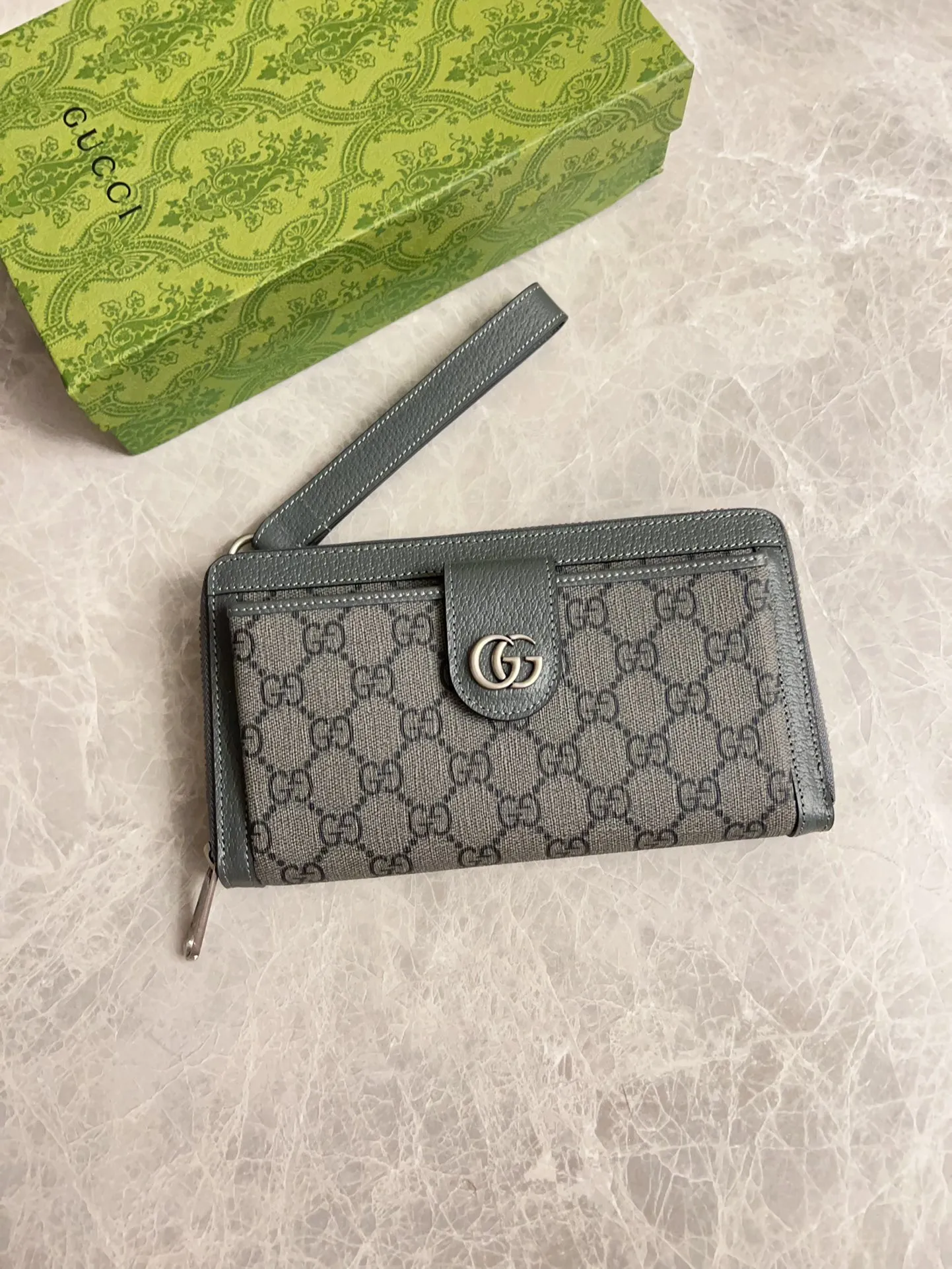 💰600 🇭🇺🇭🇺GG Ophidia series combines the traditional essence of Gucci with modern design to present dazzling new works with ingenuity. 🧤🧤This wallet is crafted from GG Supreme canvas and embellished with palladium silver-toned Double G-shaped accessories, making the entire design more eye-catching. 🧤🧤Detachable wrist strap, zipper closure🧤🧤Model number: 760248. Dimensions: 21(width) x 12(h) x 4cm(d)